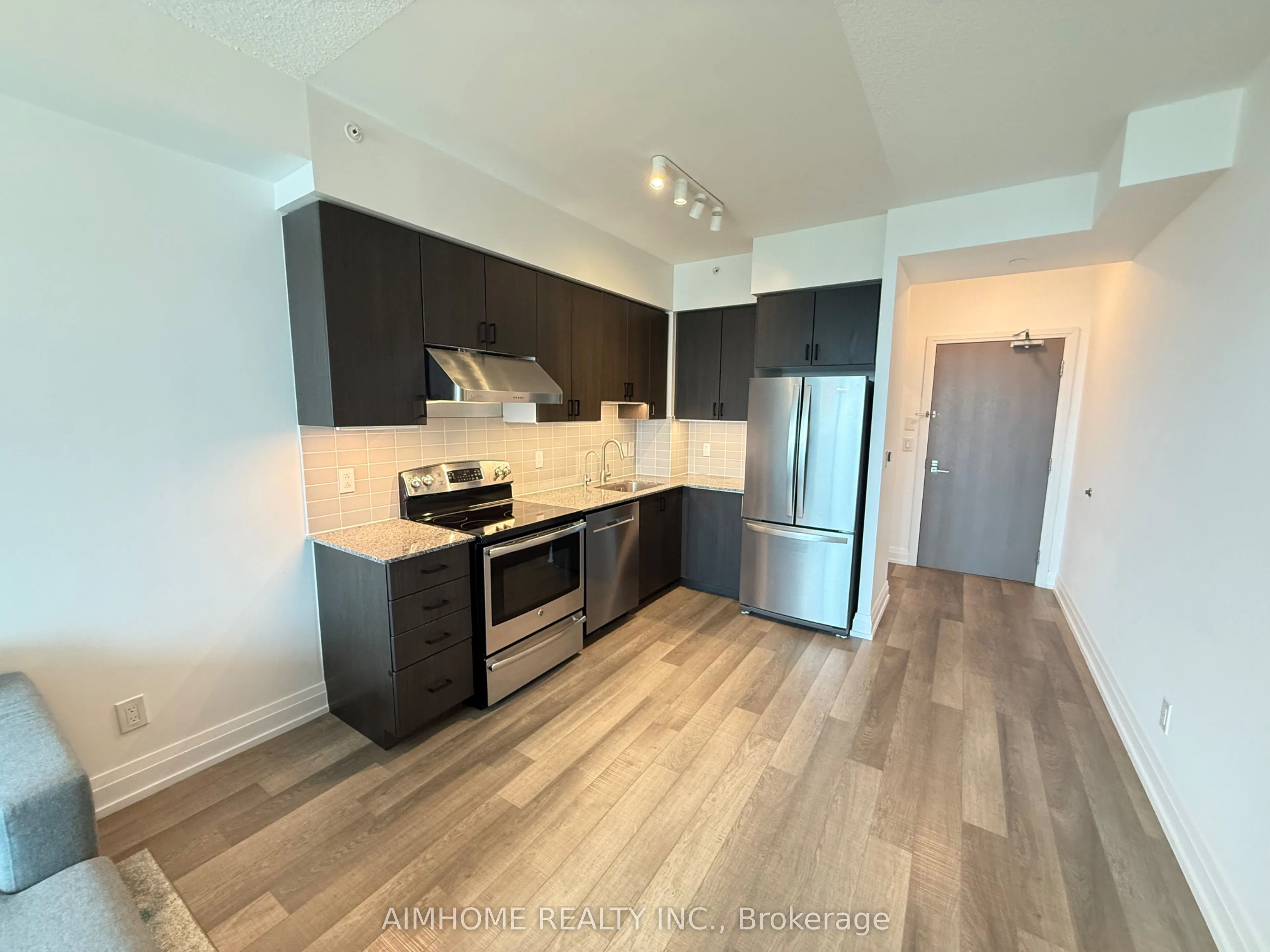 7167 Yonge Street, #903