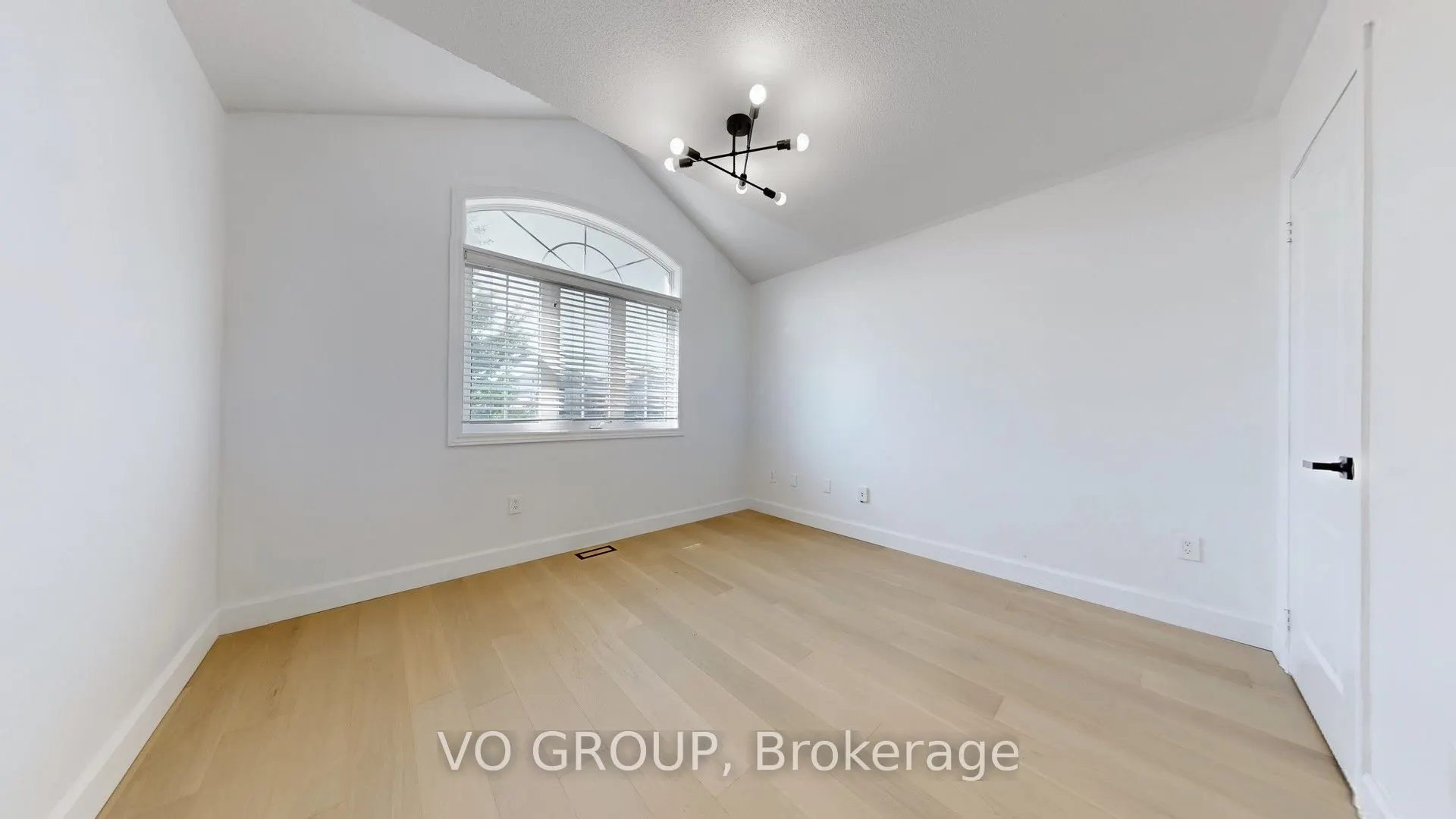 32 Daiseyfield Crescent