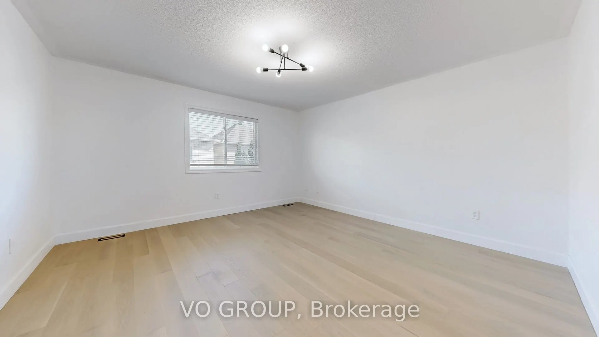 32 Daiseyfield Crescent