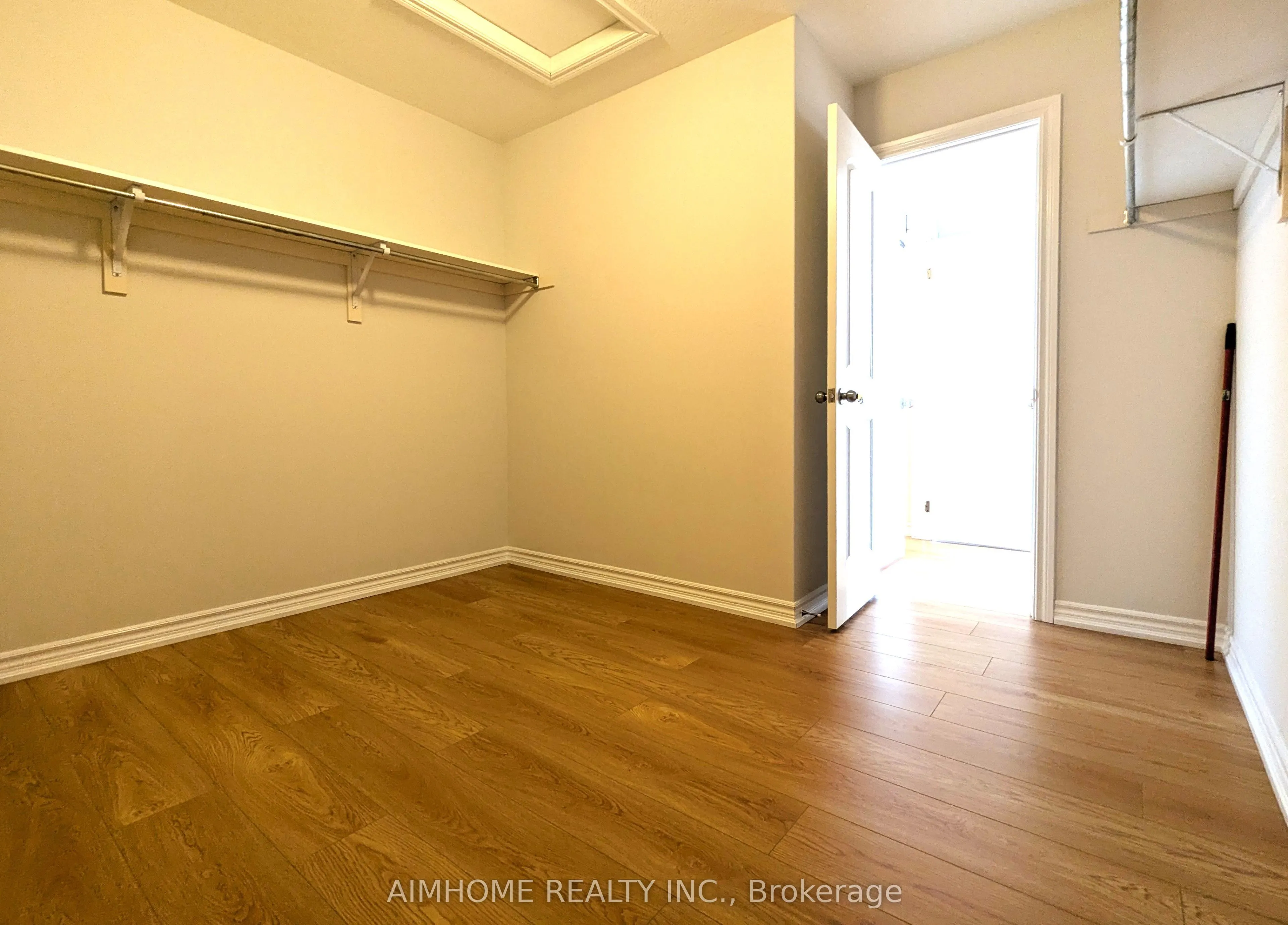 29 Bamburg Street N