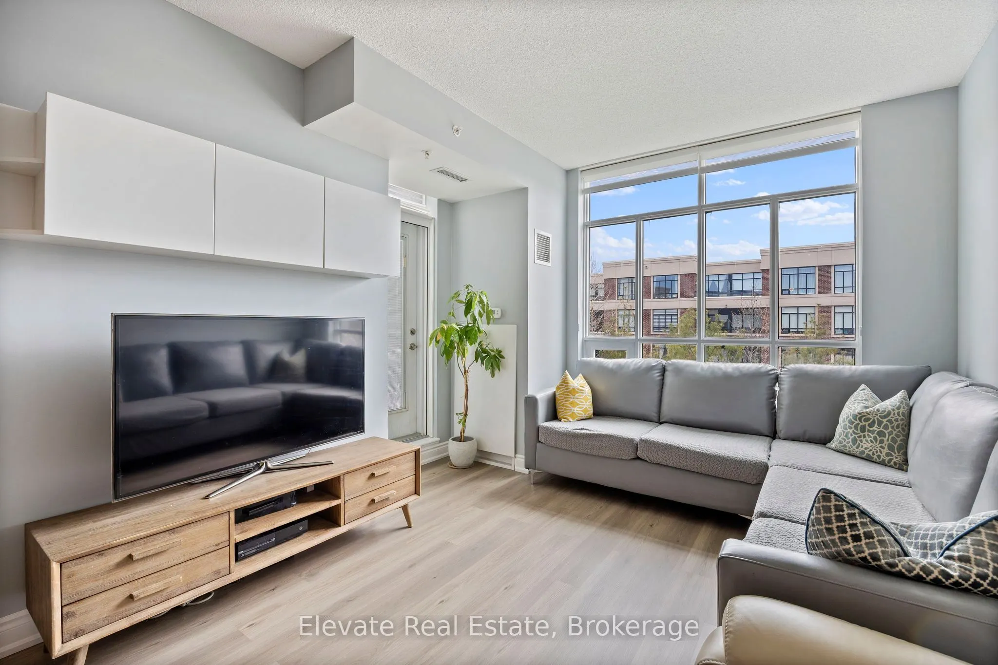 2396 Major Mackenzie Drive, #322