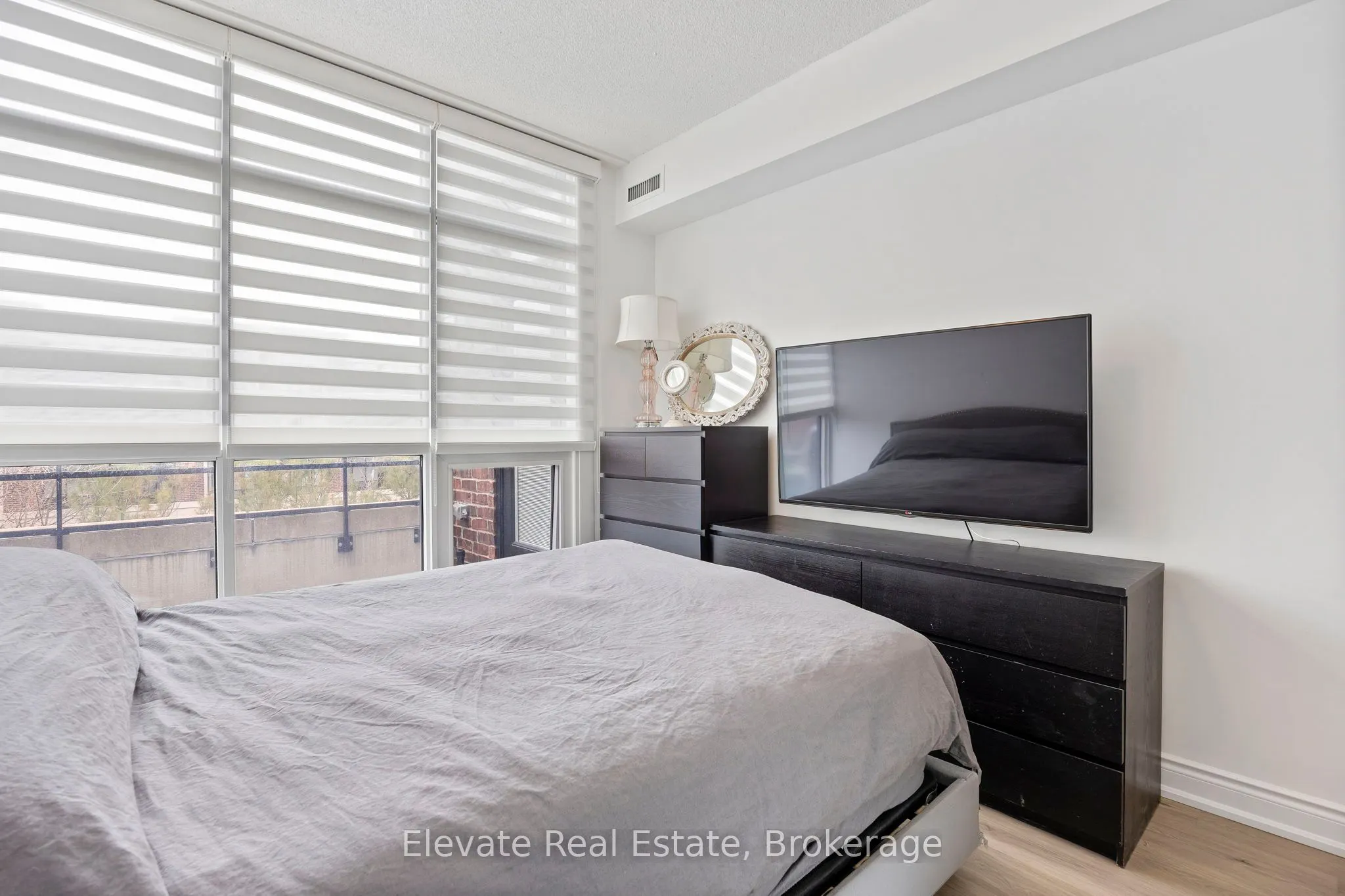2396 Major Mackenzie Drive, #322