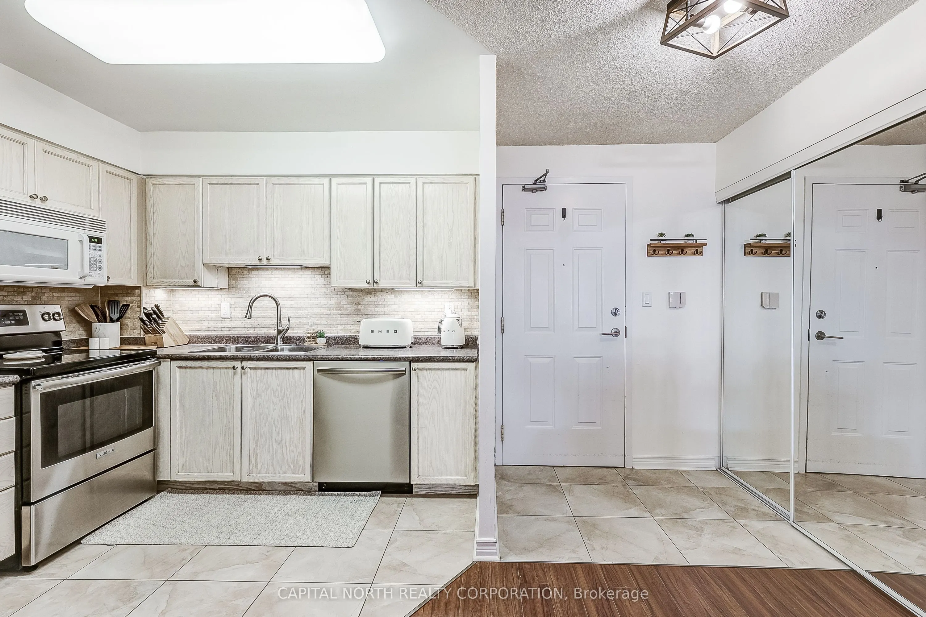 141 Woodbridge Avenue, #208