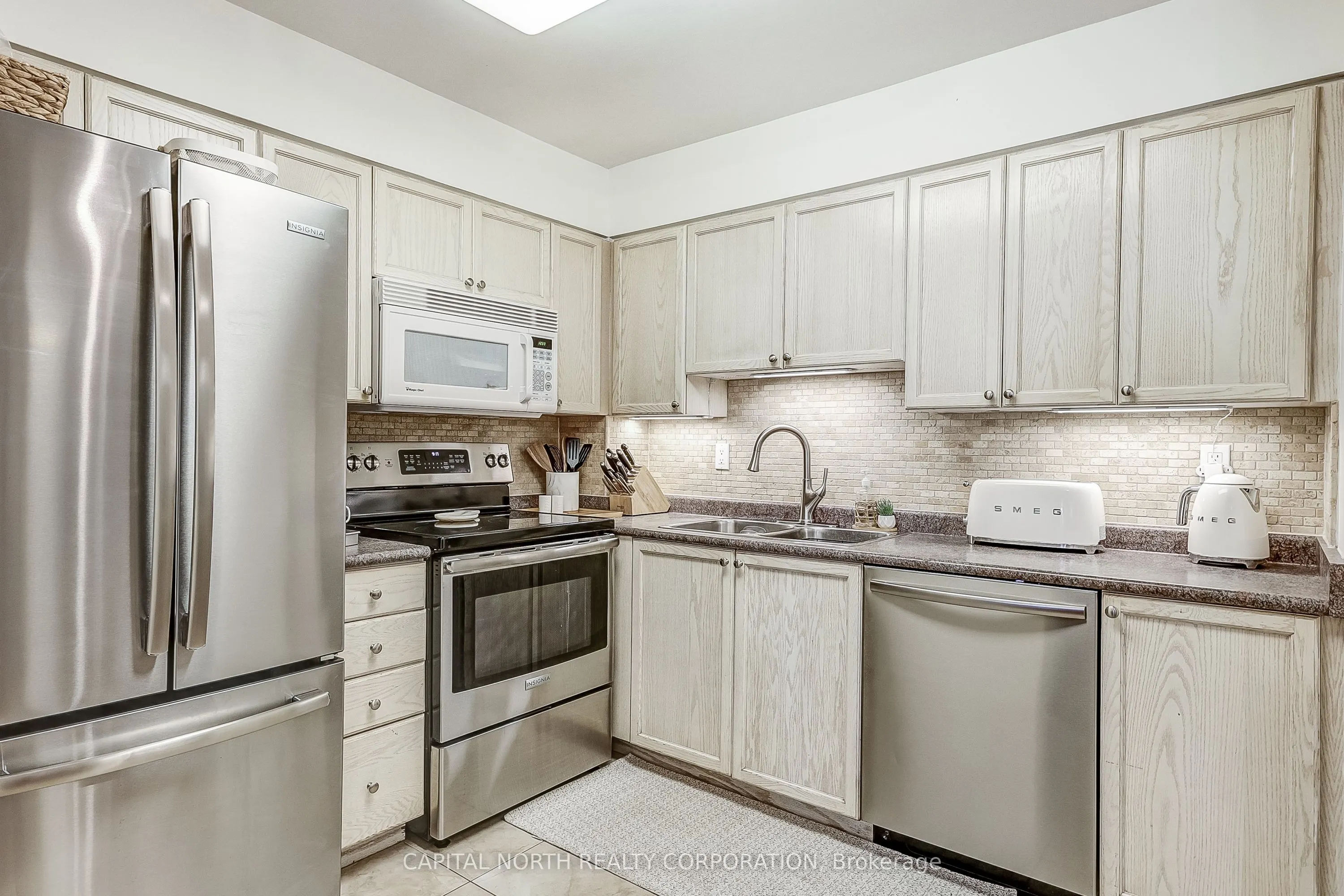 141 Woodbridge Avenue, #208