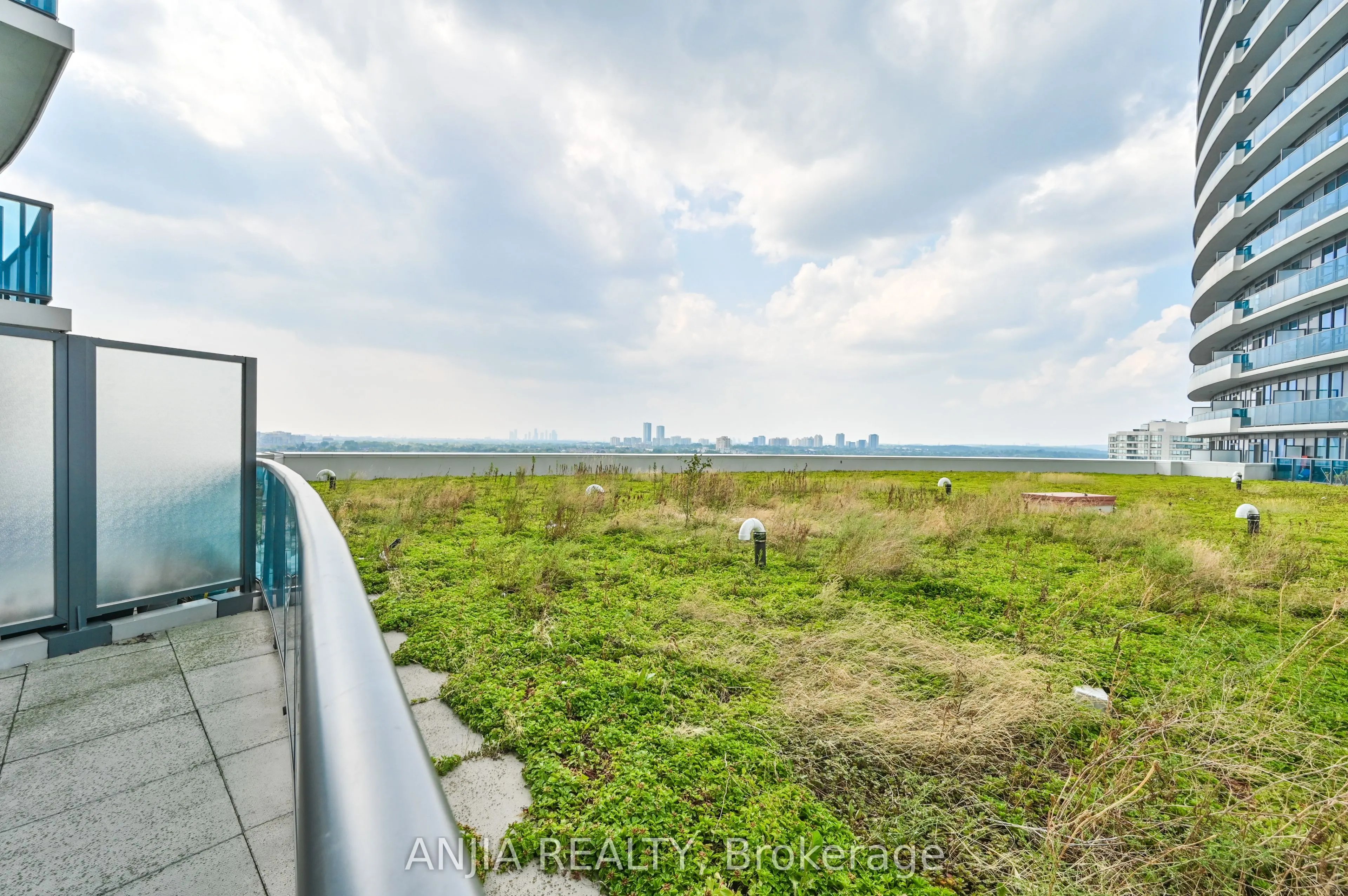 7161 Yonge Street, #1032