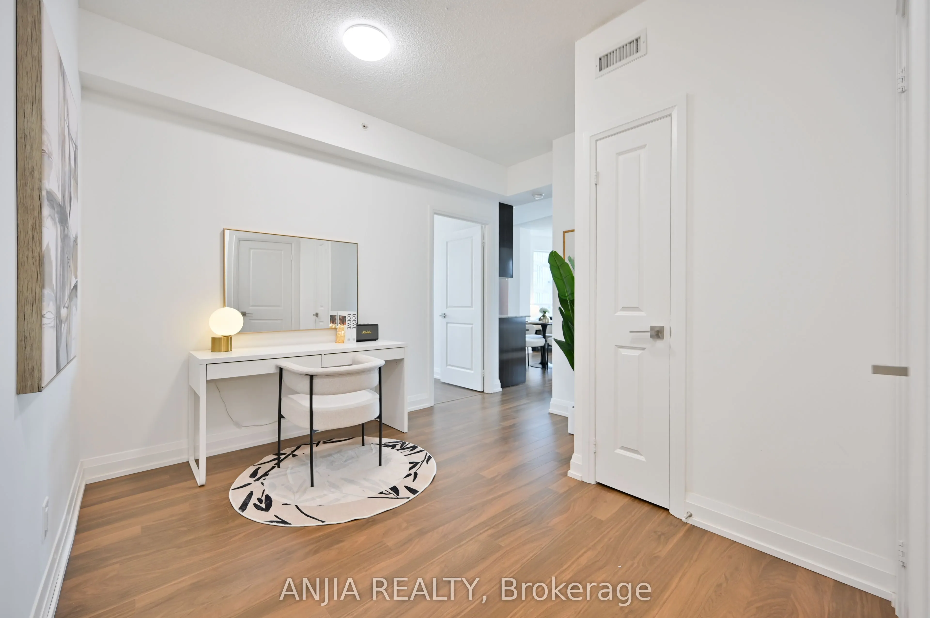 7161 Yonge Street, #1032