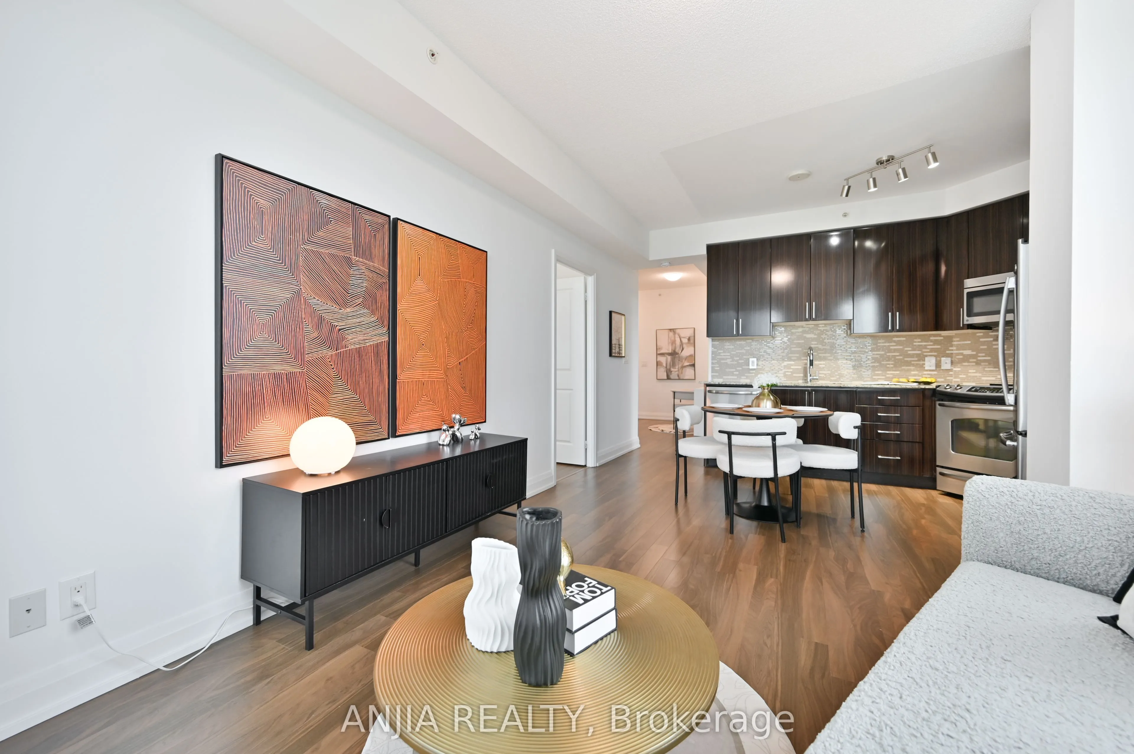 7161 Yonge Street, #1032