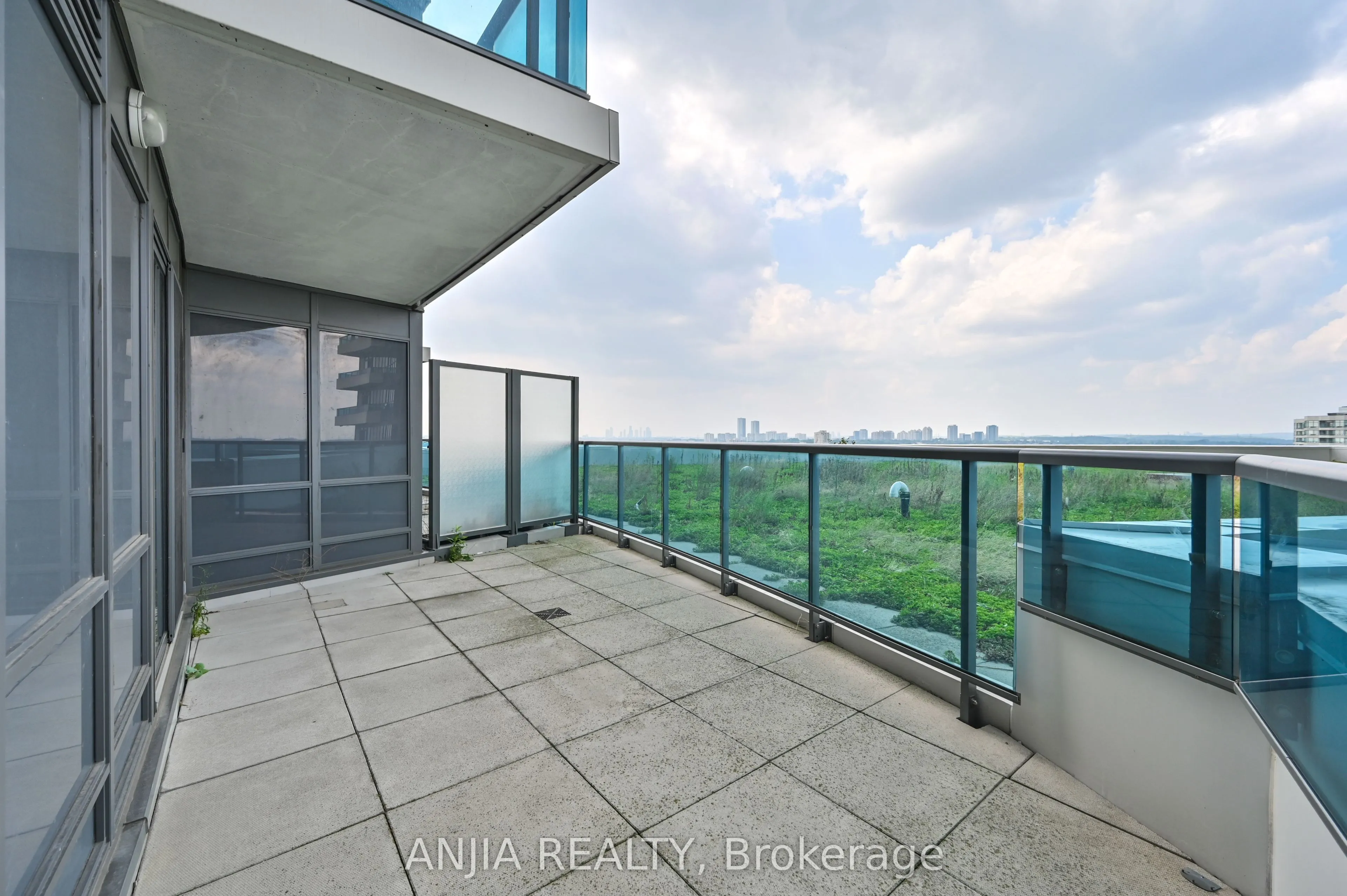 7161 Yonge Street, #1032