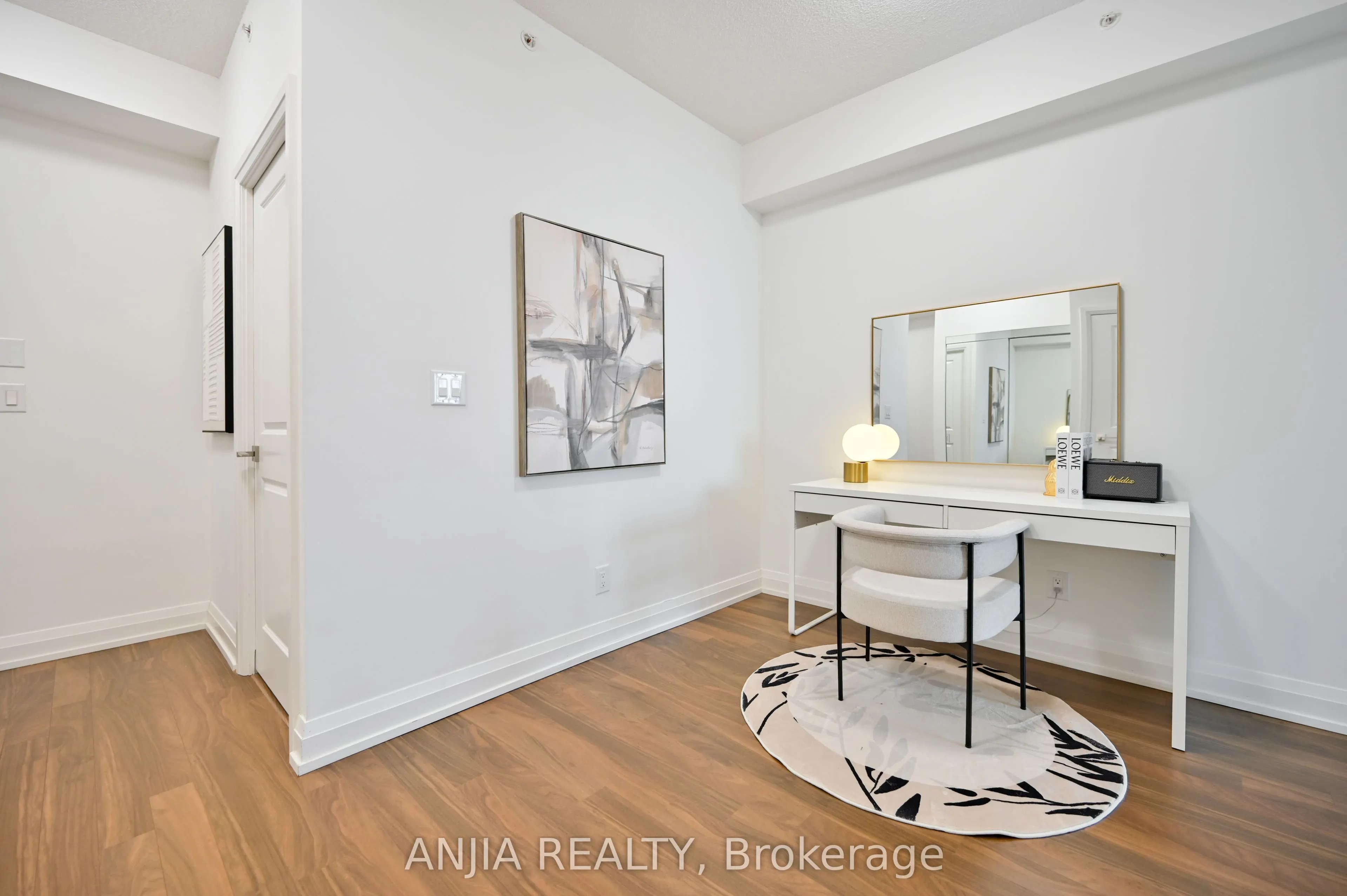 7161 Yonge Street, #1032