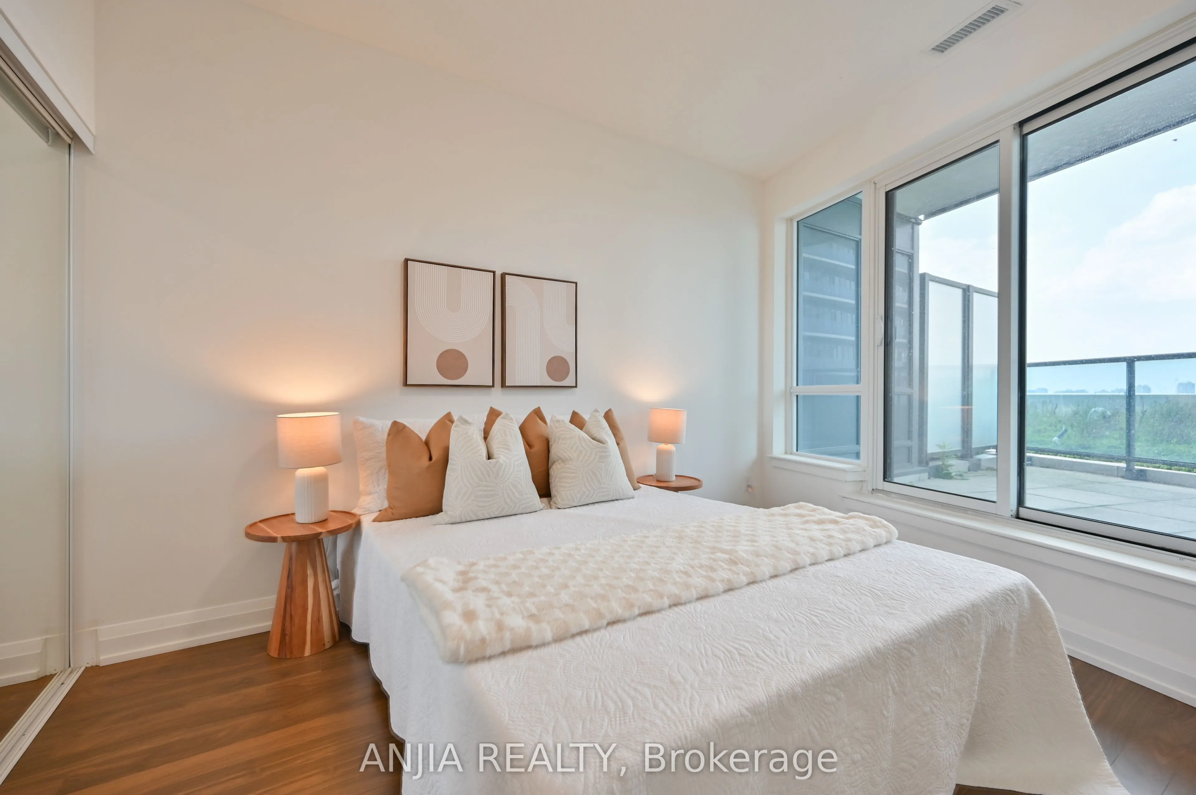 7161 Yonge Street, #1032