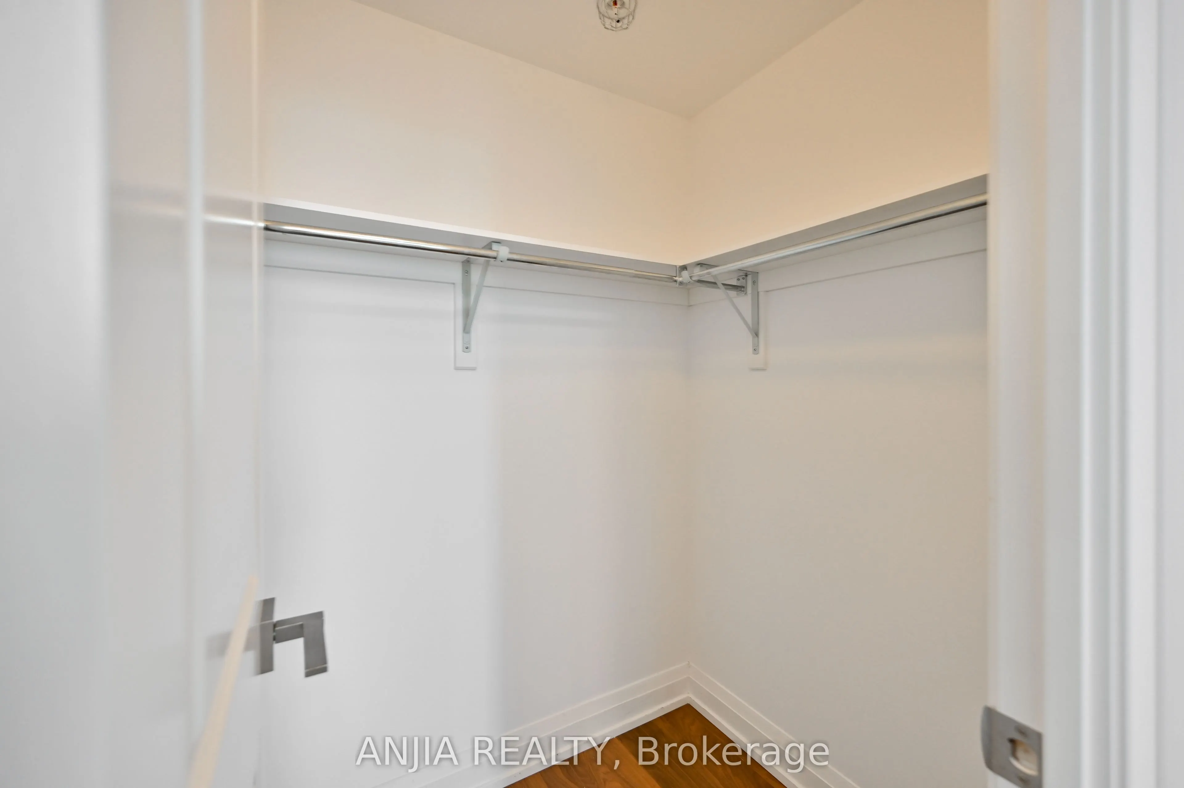 7161 Yonge Street, #1032