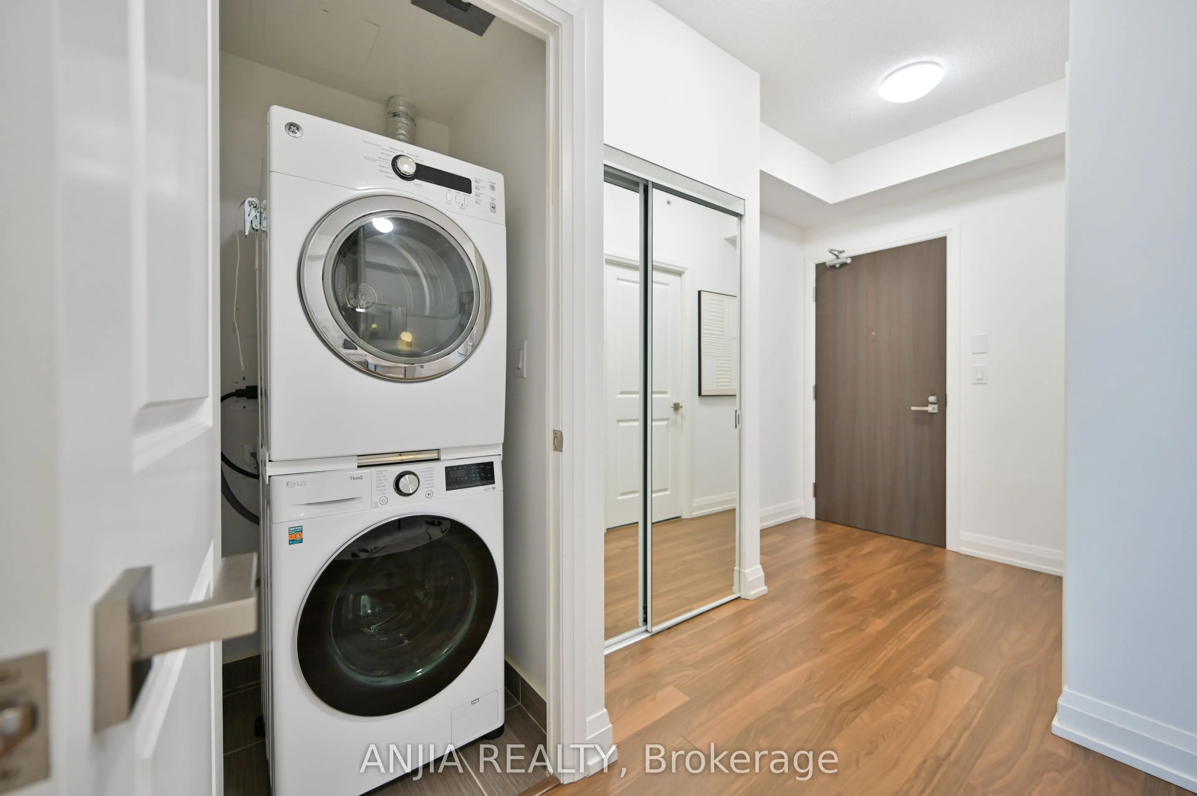 7161 Yonge Street, #1032