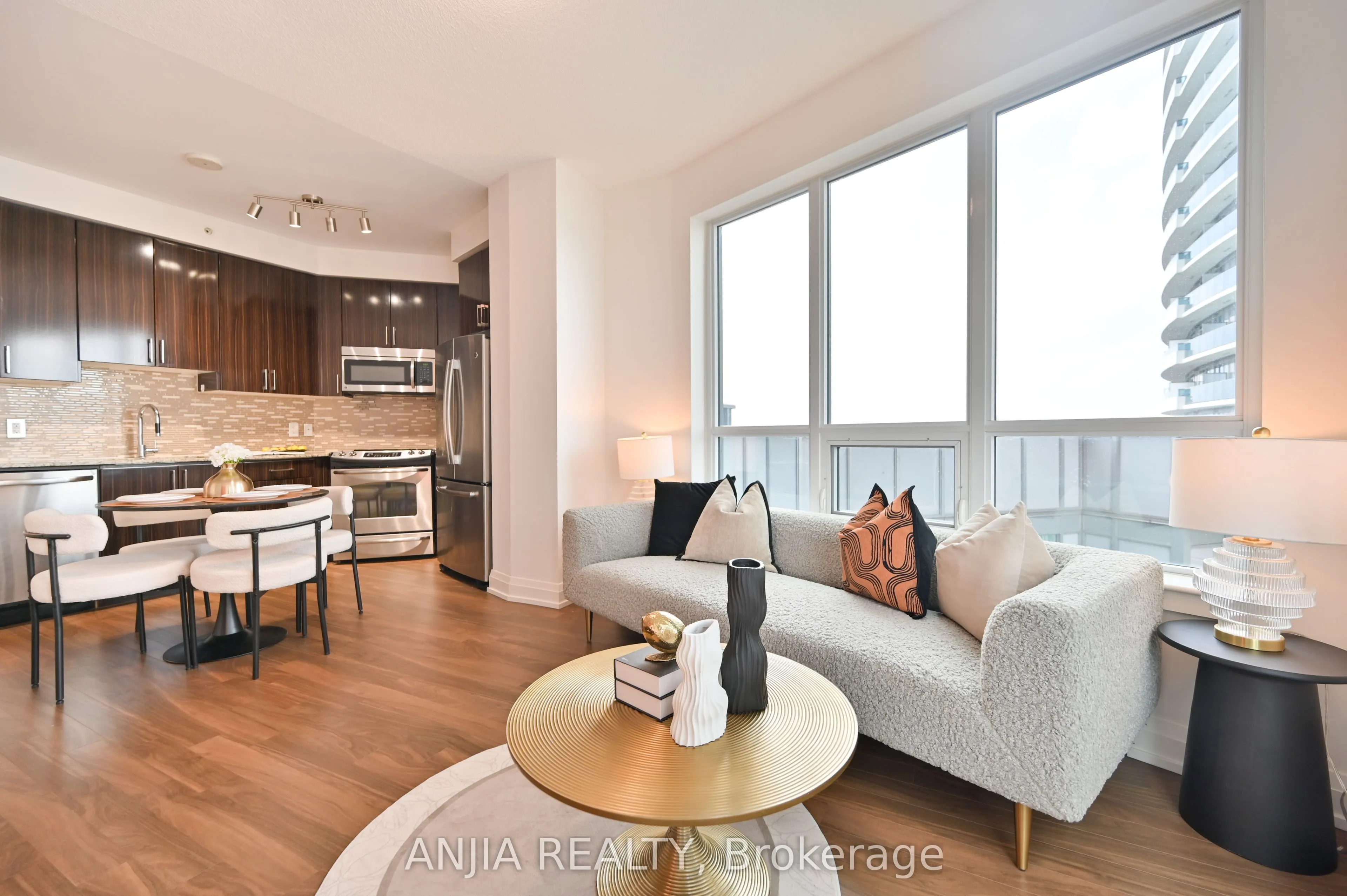 7161 Yonge Street, #1032