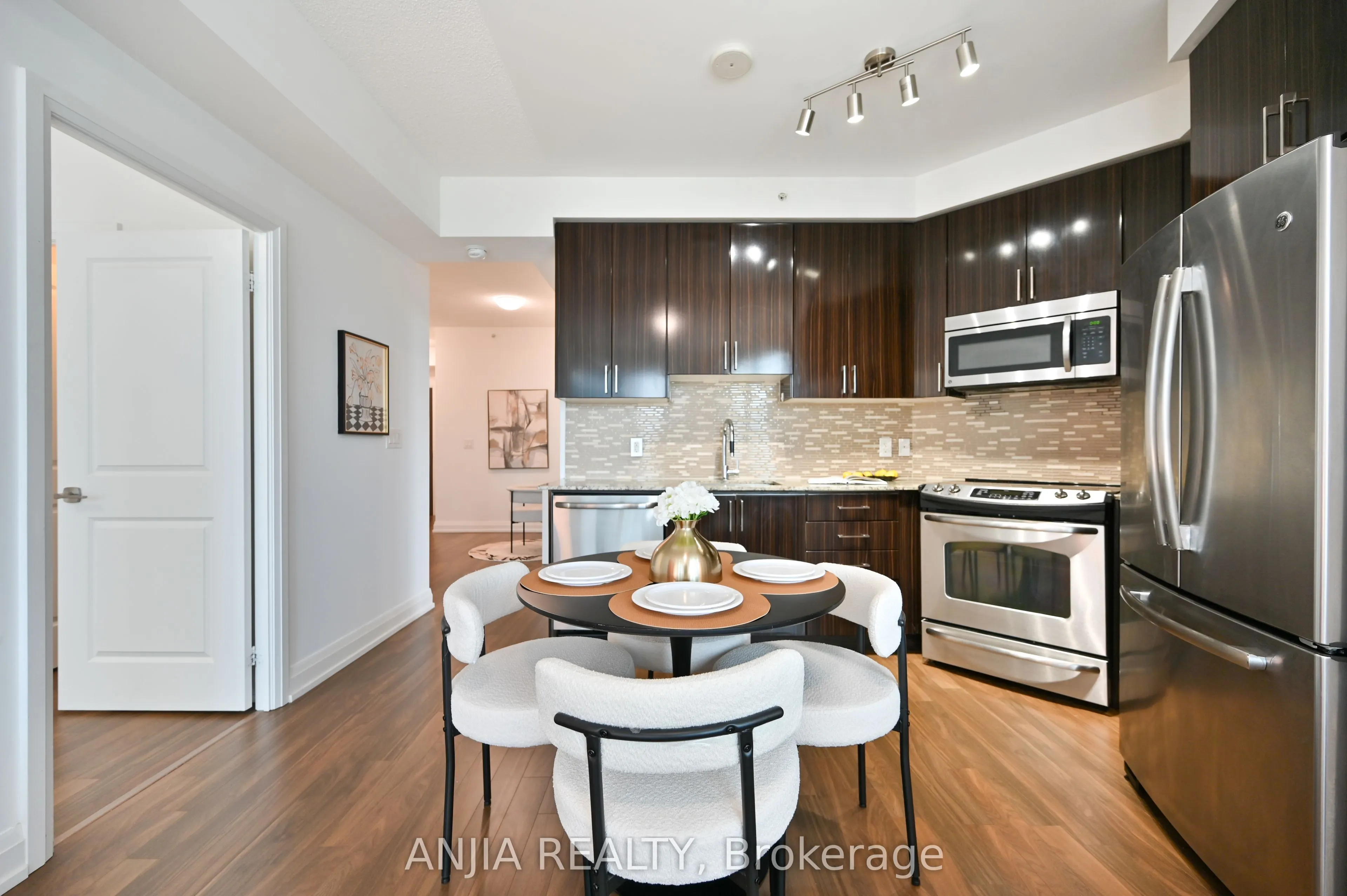 7161 Yonge Street, #1032