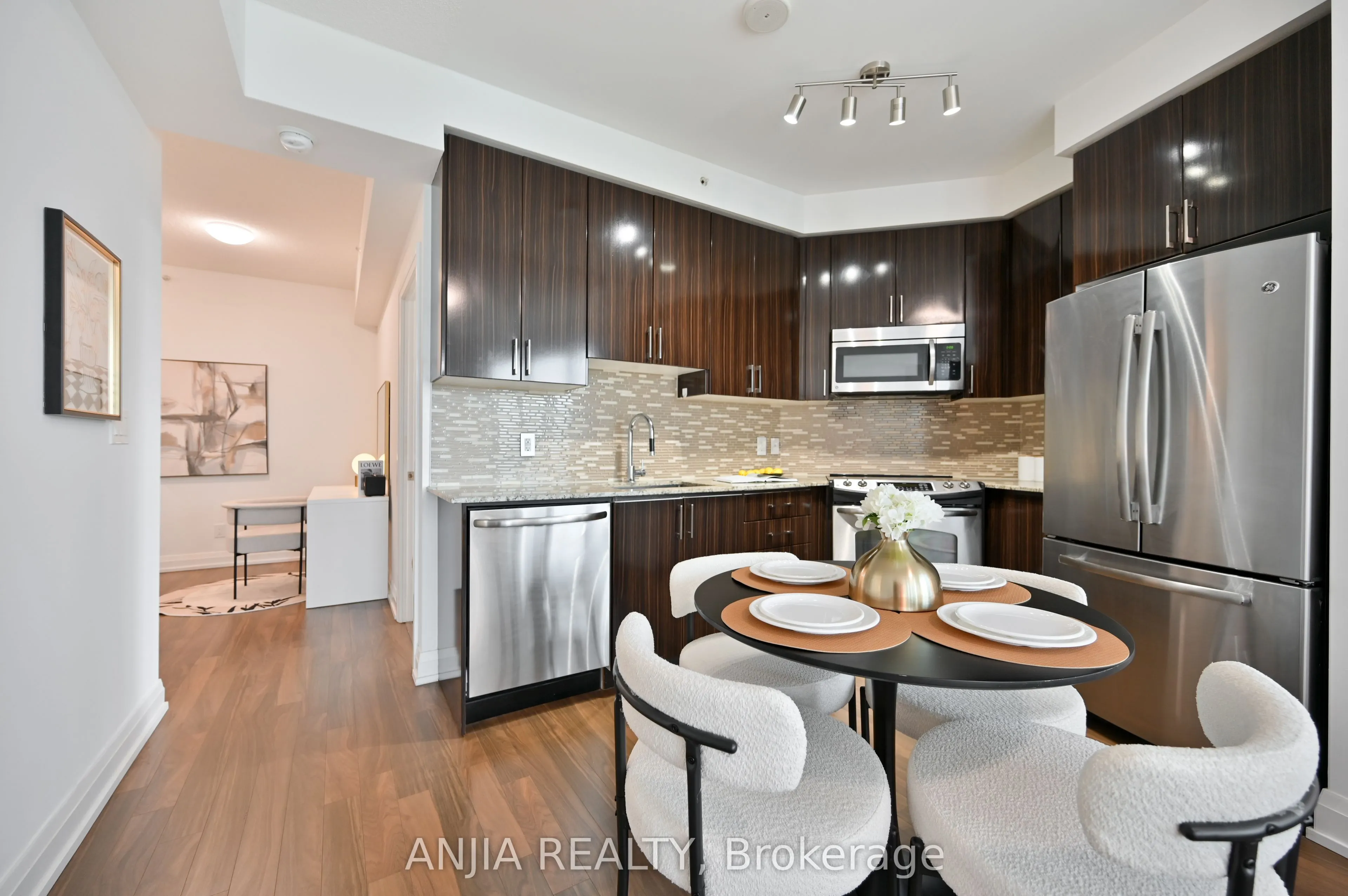7161 Yonge Street, #1032