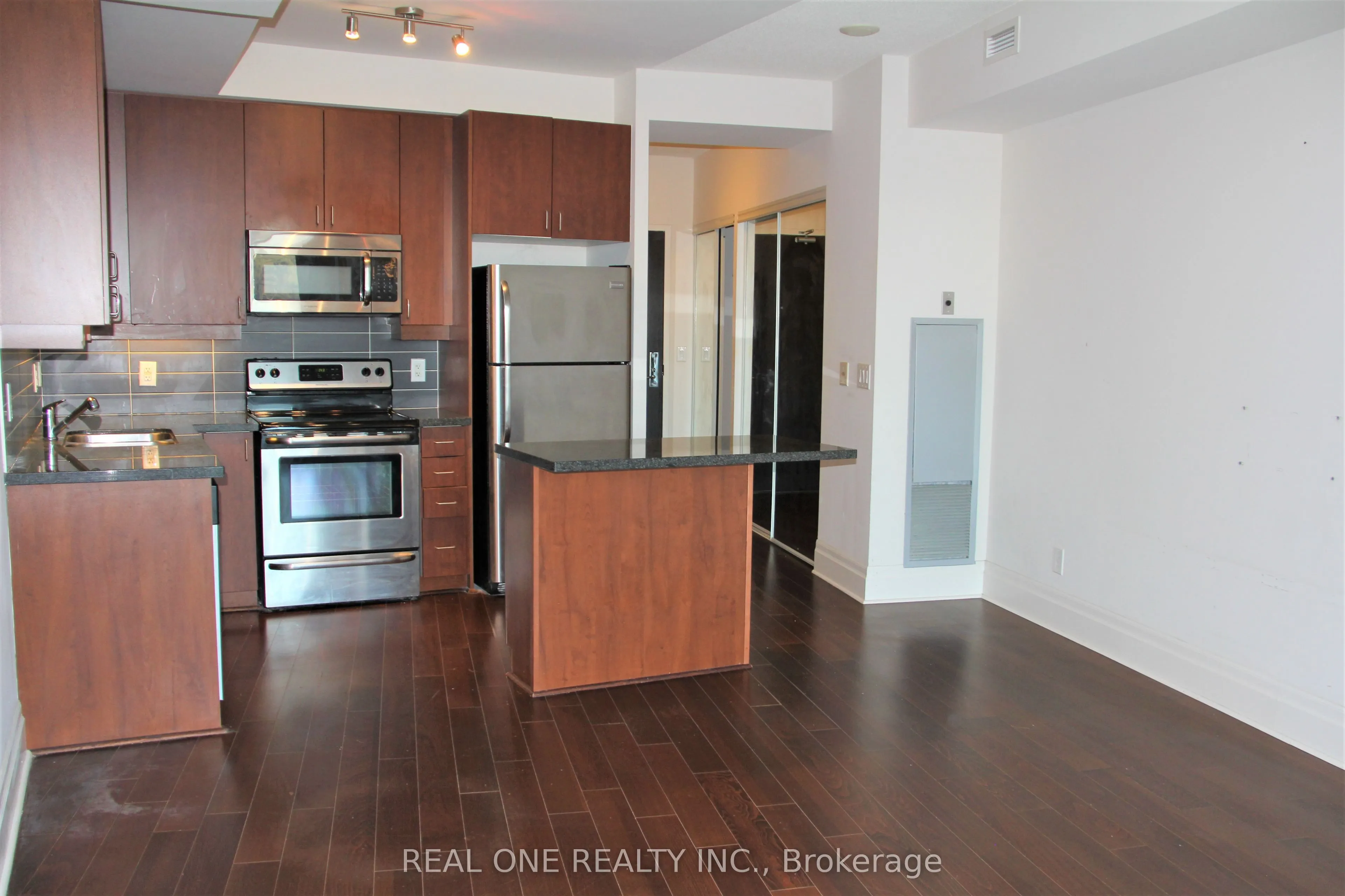 111 Upper Duke Crescent, #210