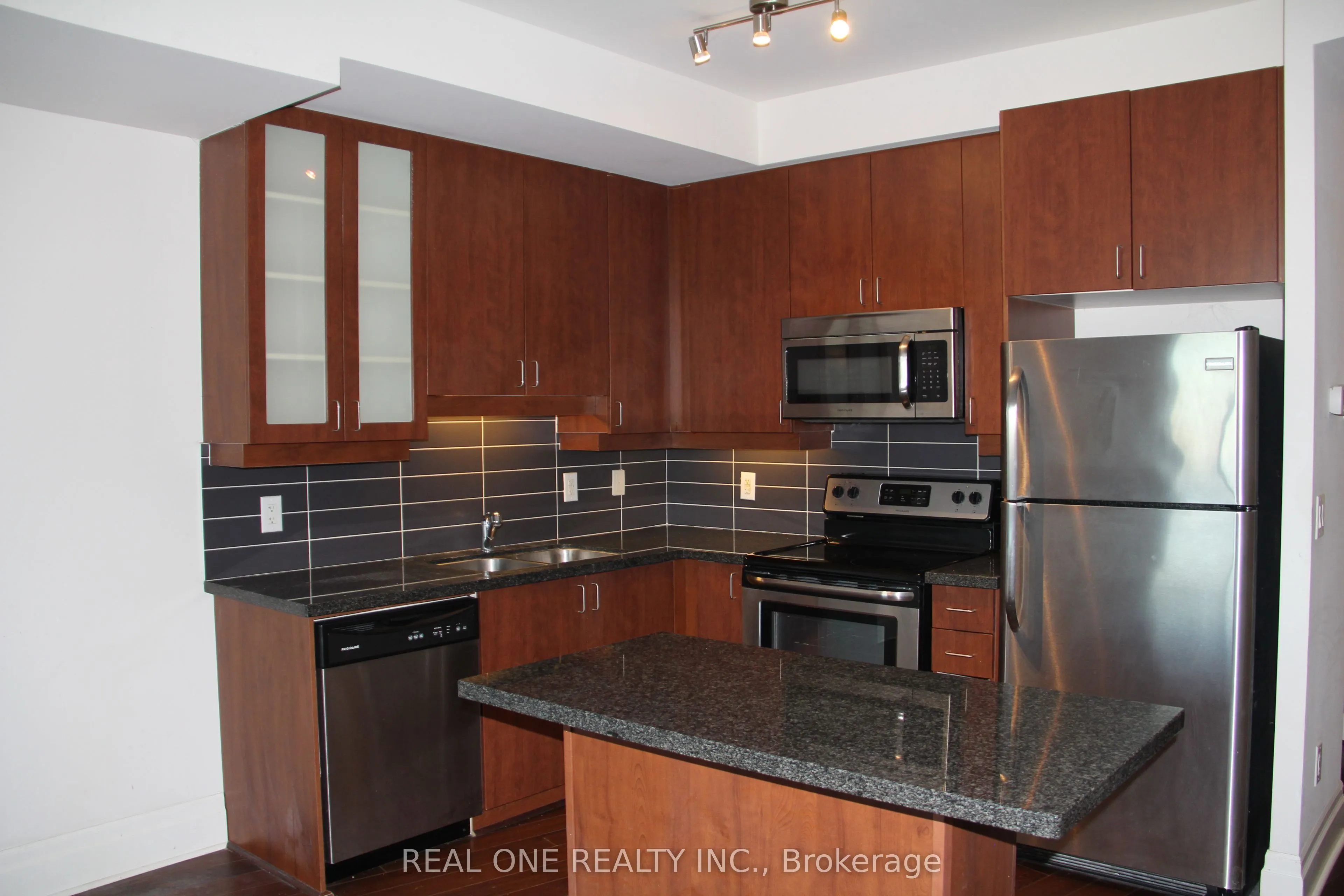 111 Upper Duke Crescent, #210