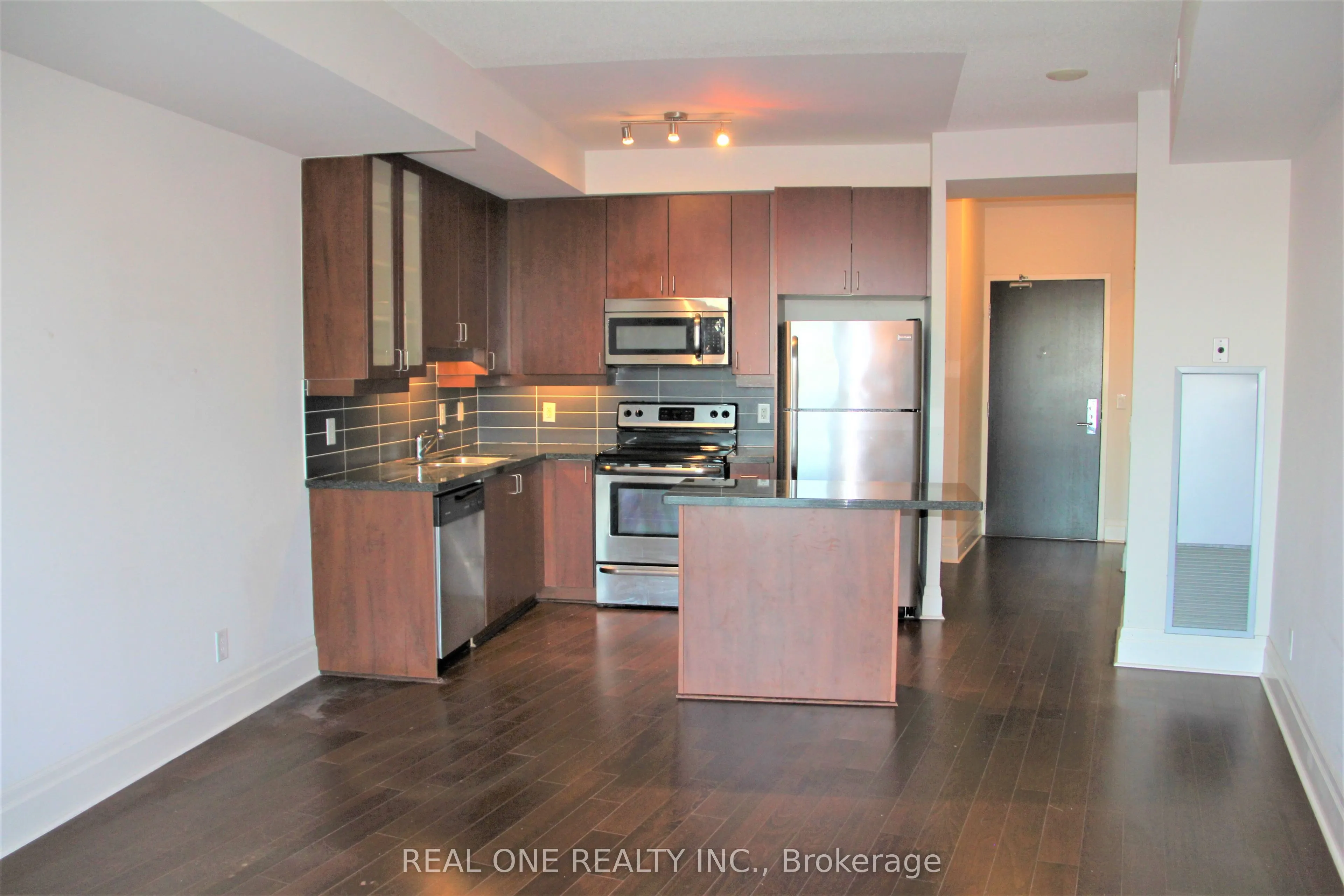 111 Upper Duke Crescent, #210