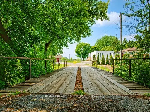 2821 Mount Albert Road