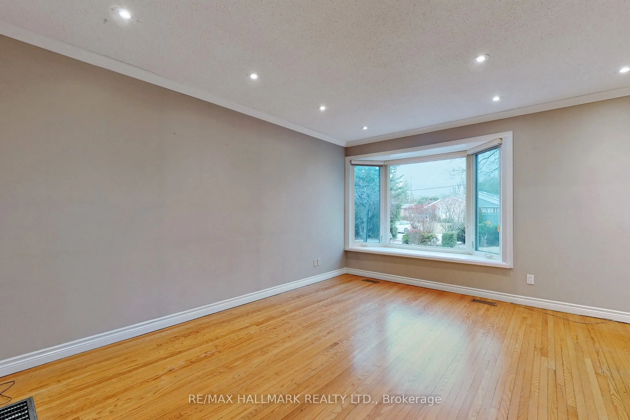 16 Knowles Crescent