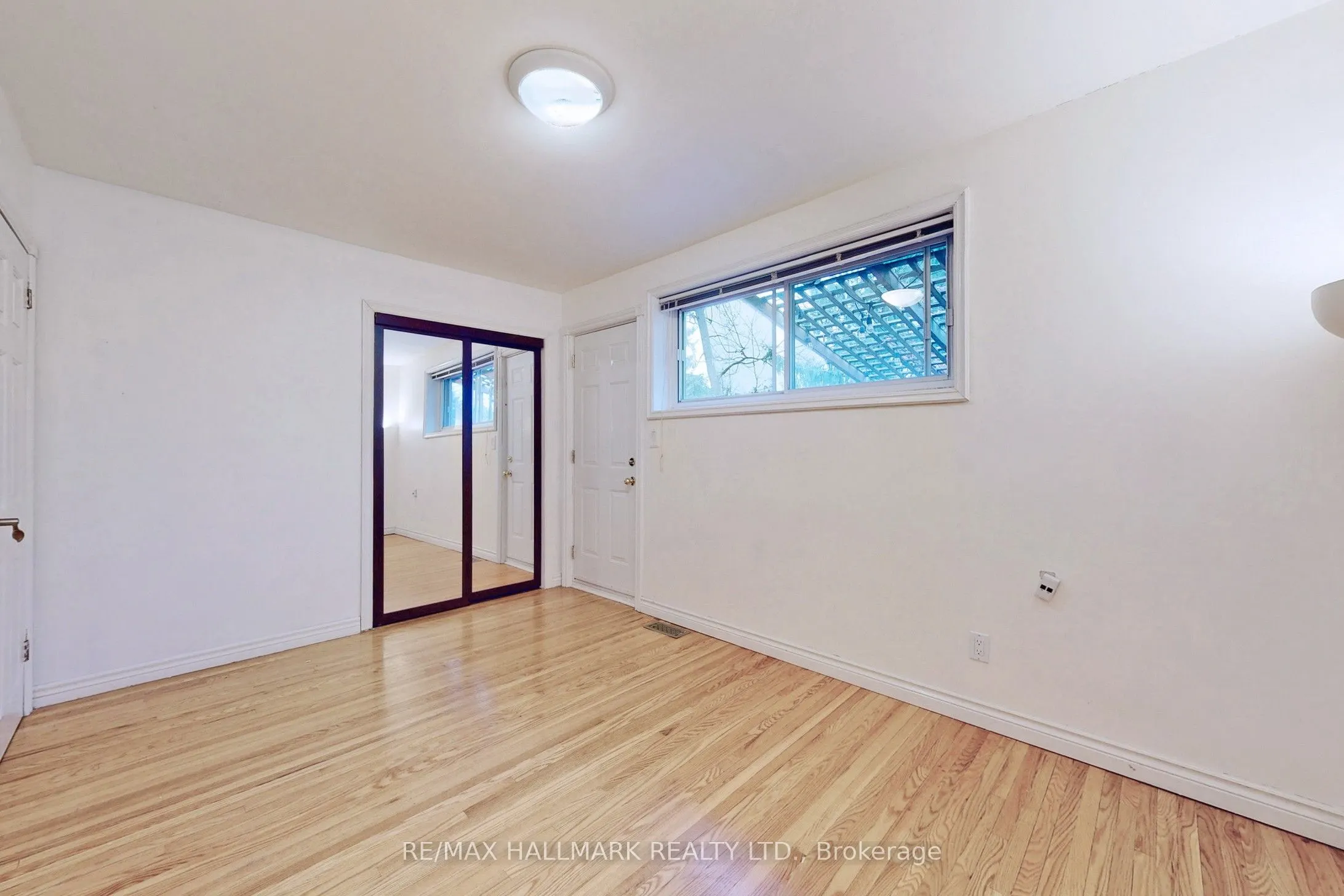 16 Knowles Crescent