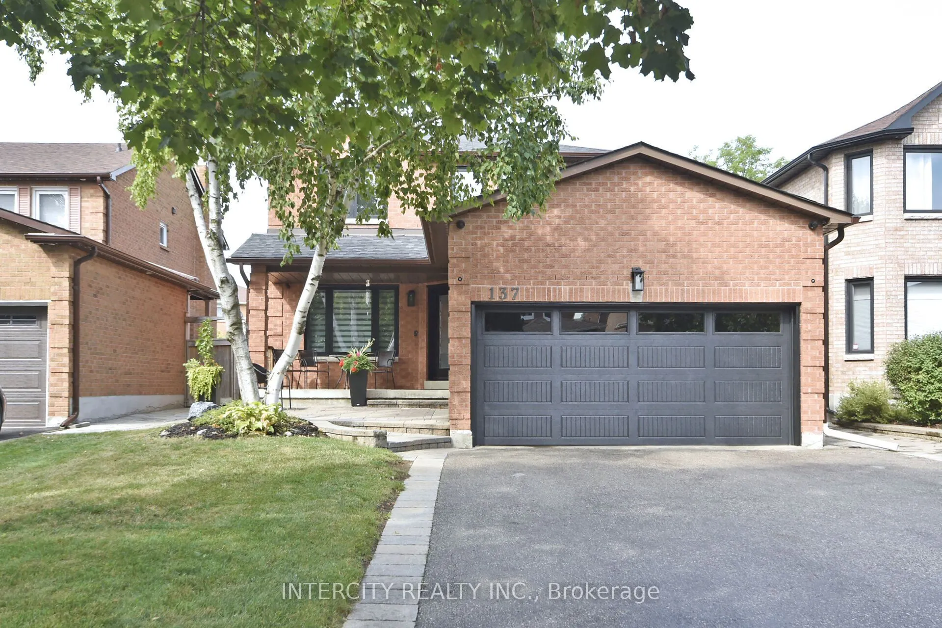 137 Largo Crescent