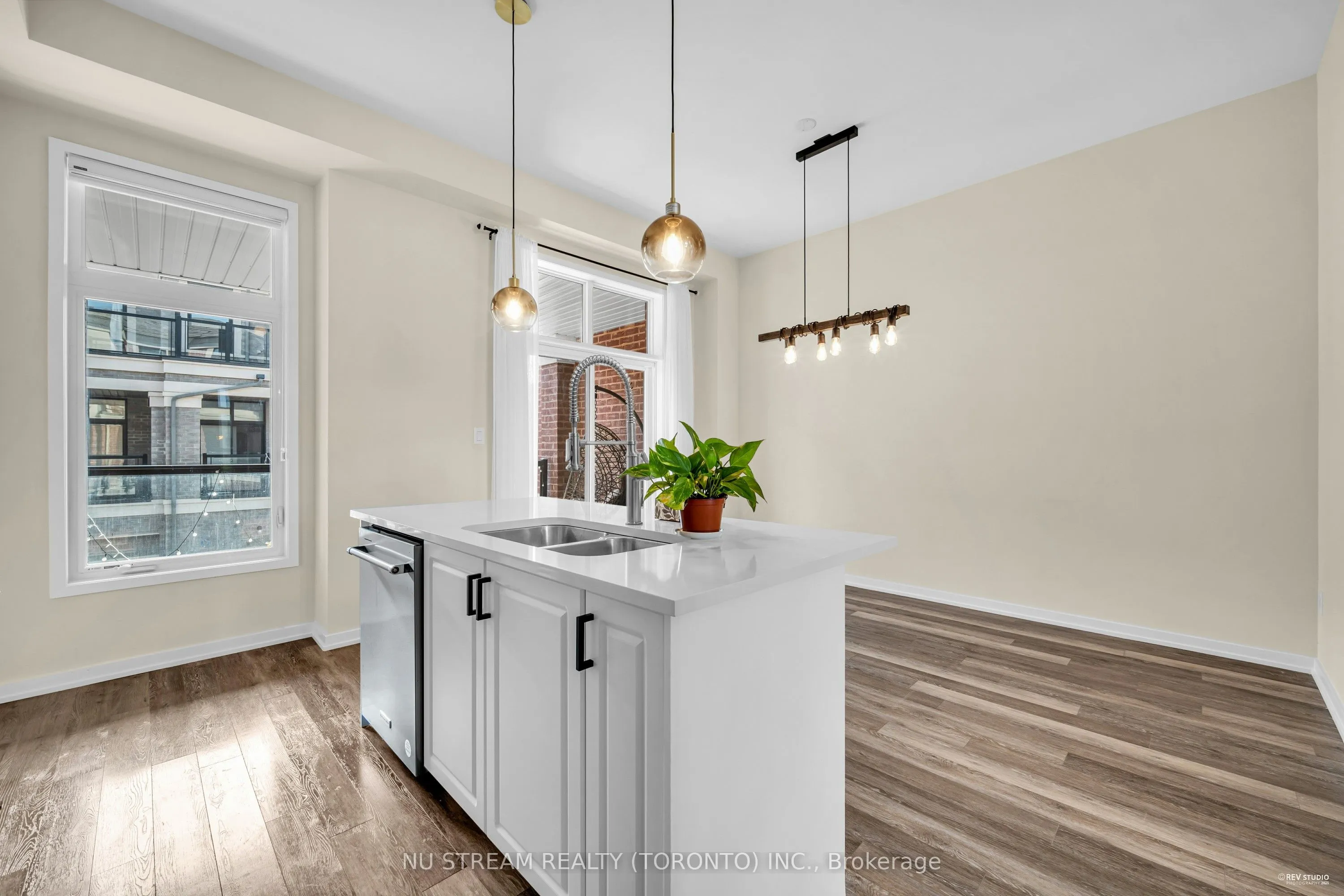 4 Pantheon Lane