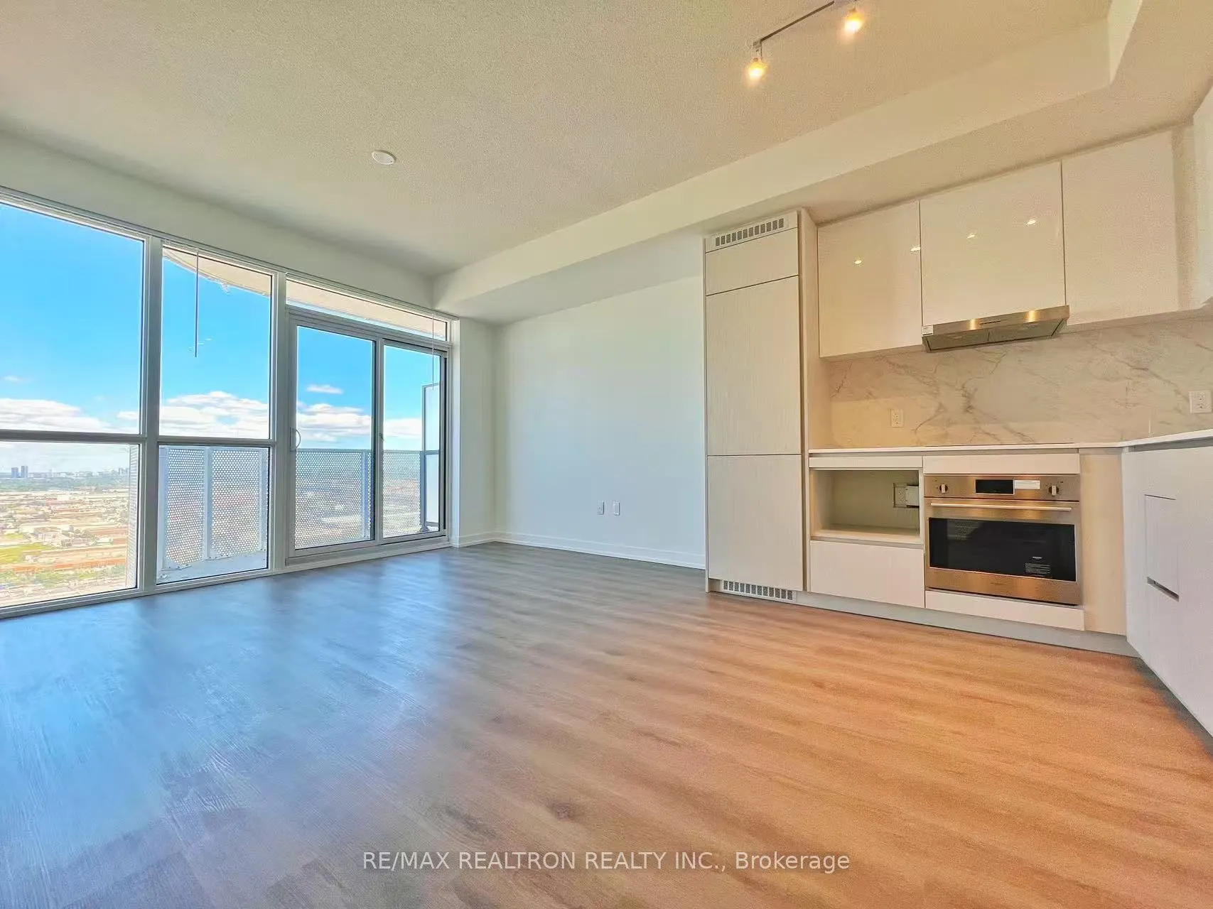 28 Interchange Way, #3305
