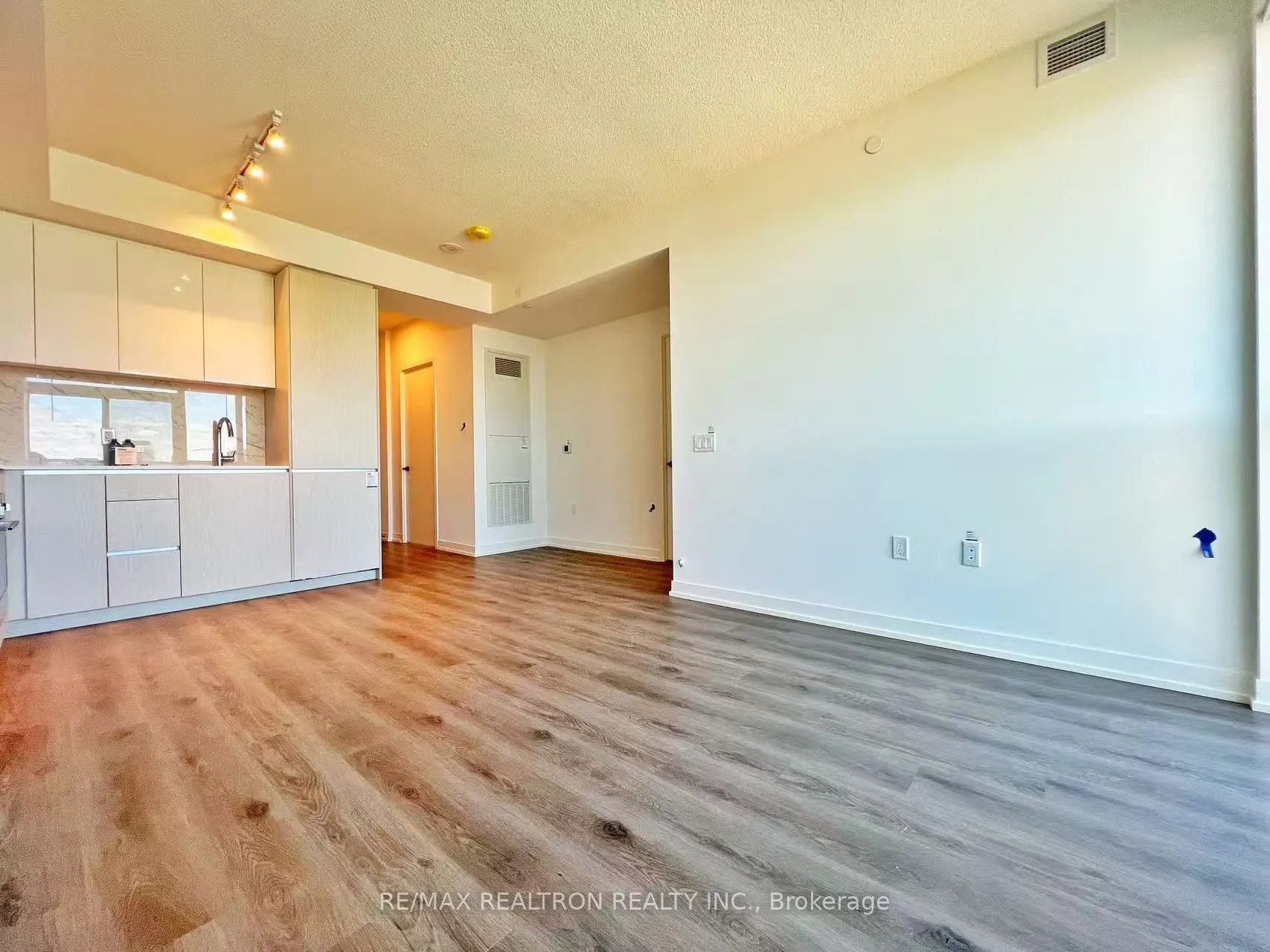 28 Interchange Way, #3305