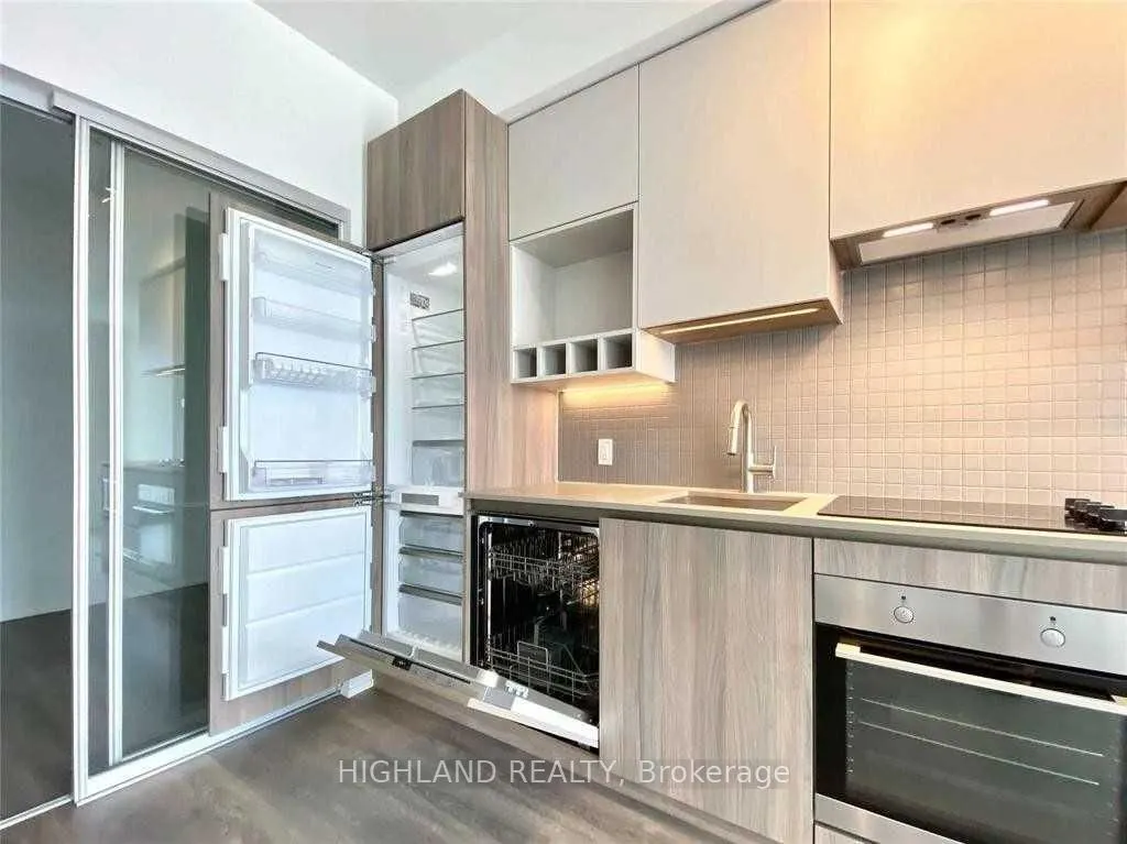 950 Portage Parkway, #Ph05