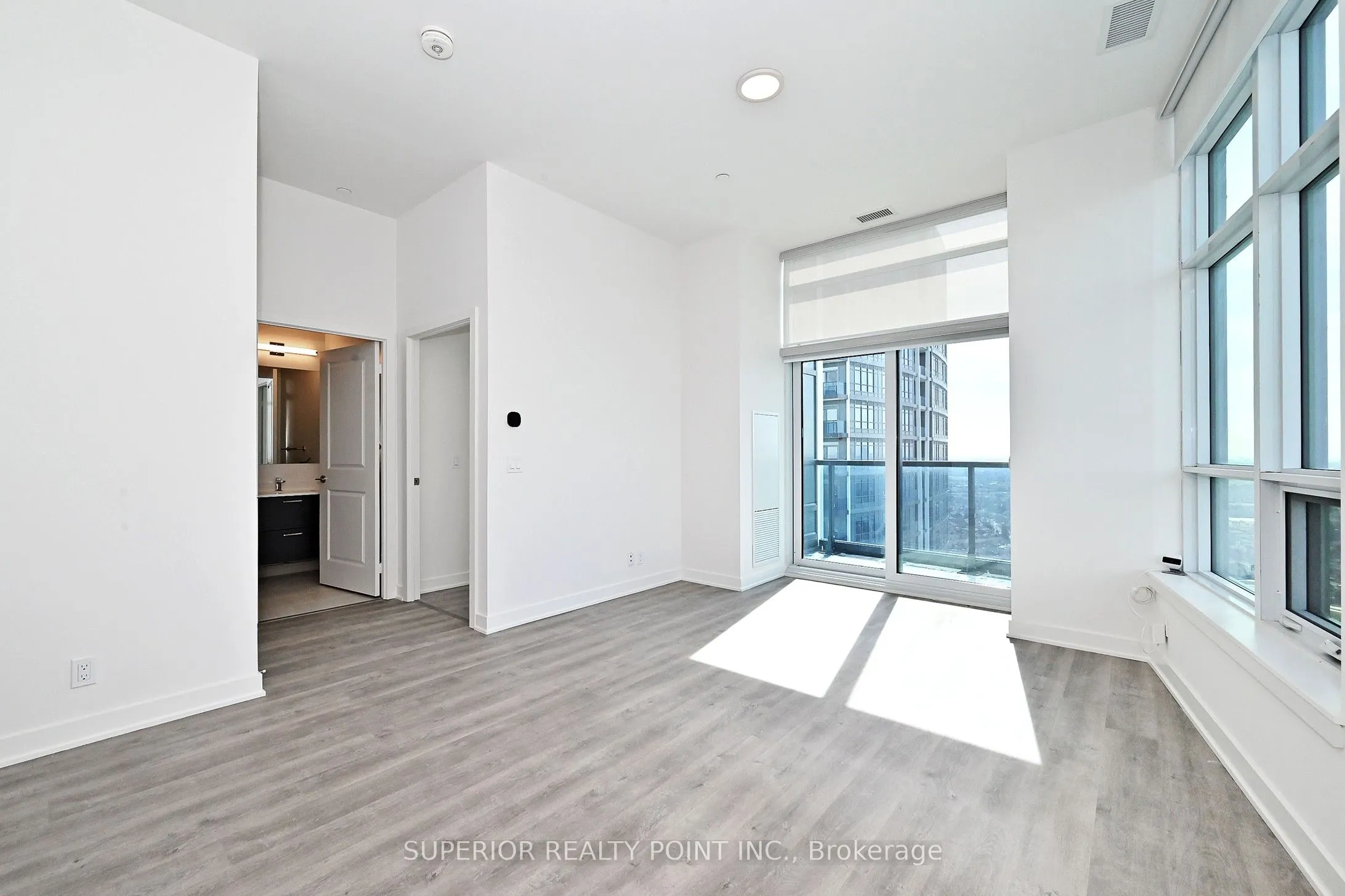 50 Upper Mall Way, #PH05