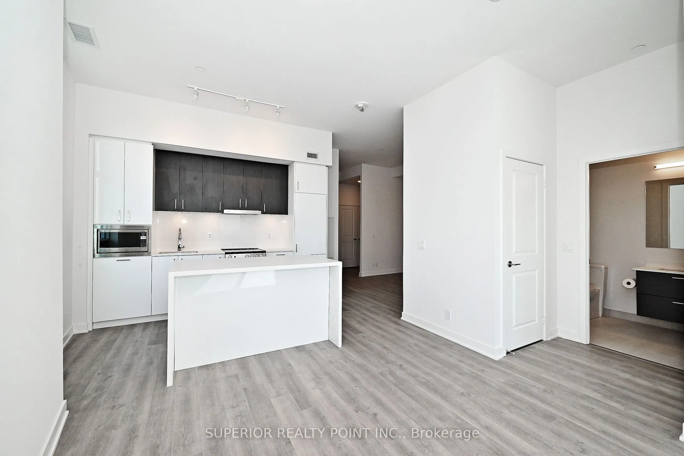50 Upper Mall Way, #PH05