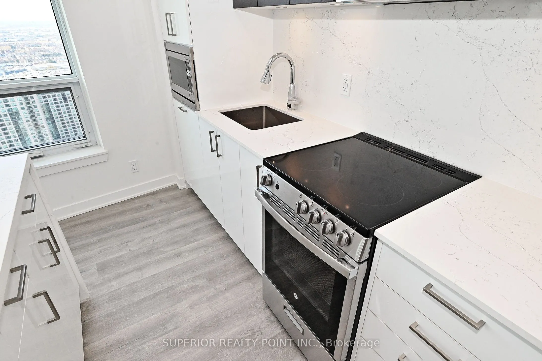 50 Upper Mall Way, #PH05