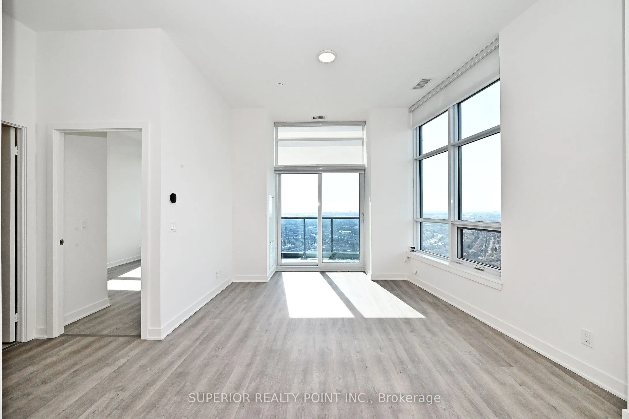 50 Upper Mall Way, #PH05