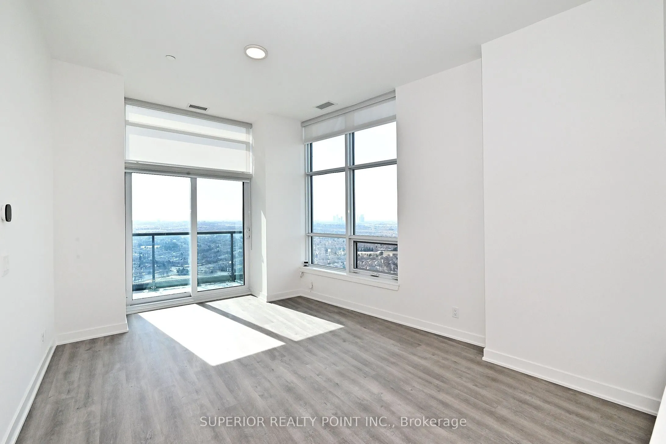 50 Upper Mall Way, #PH05