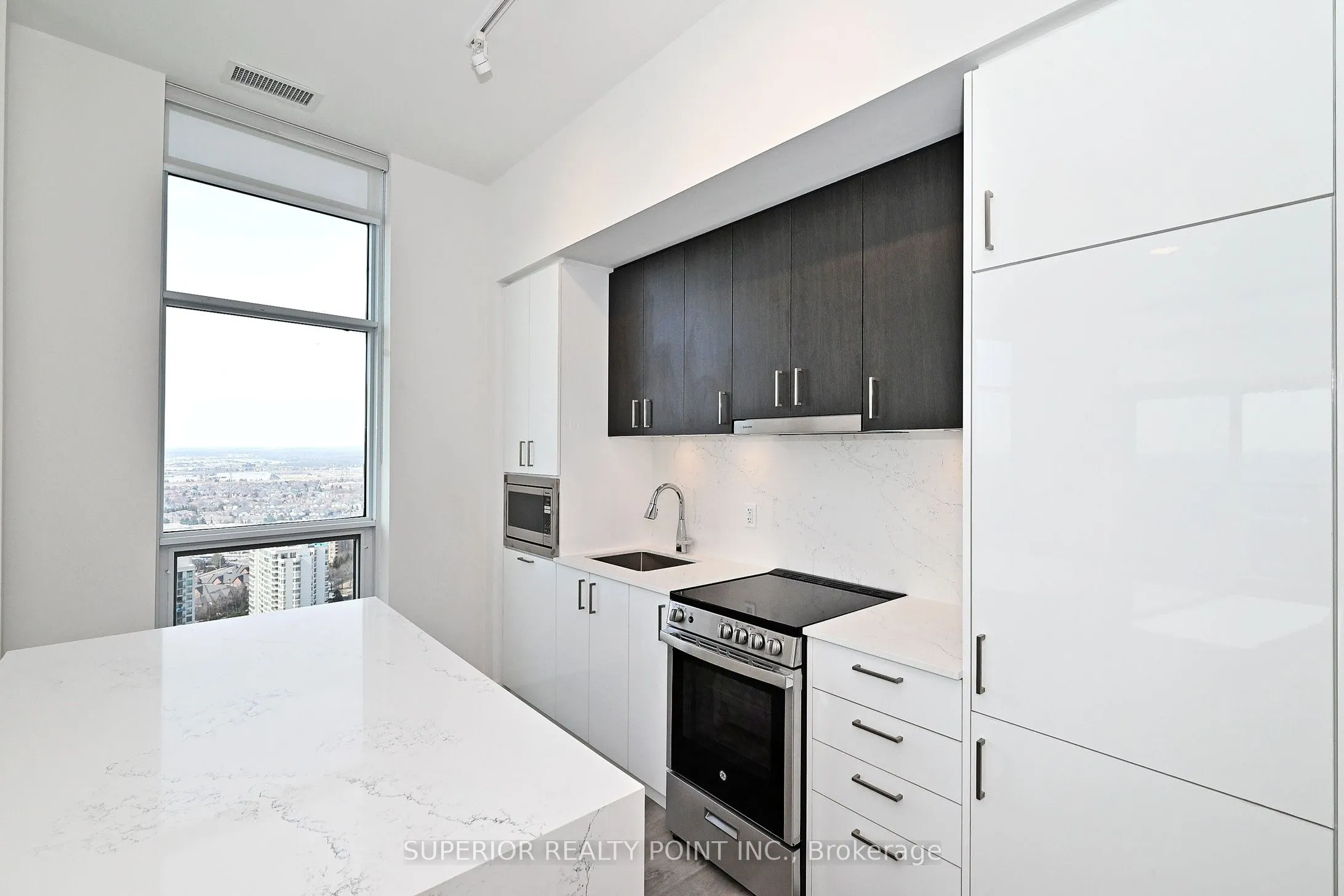 50 Upper Mall Way, #PH05