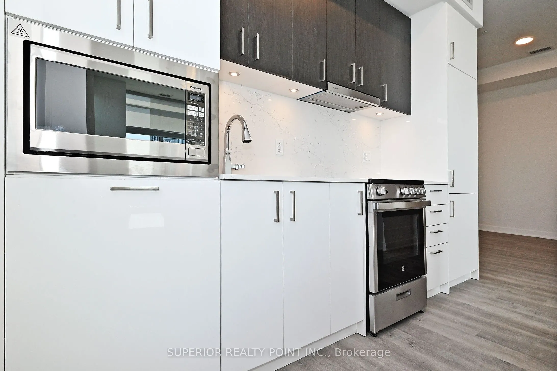 50 Upper Mall Way, #PH05