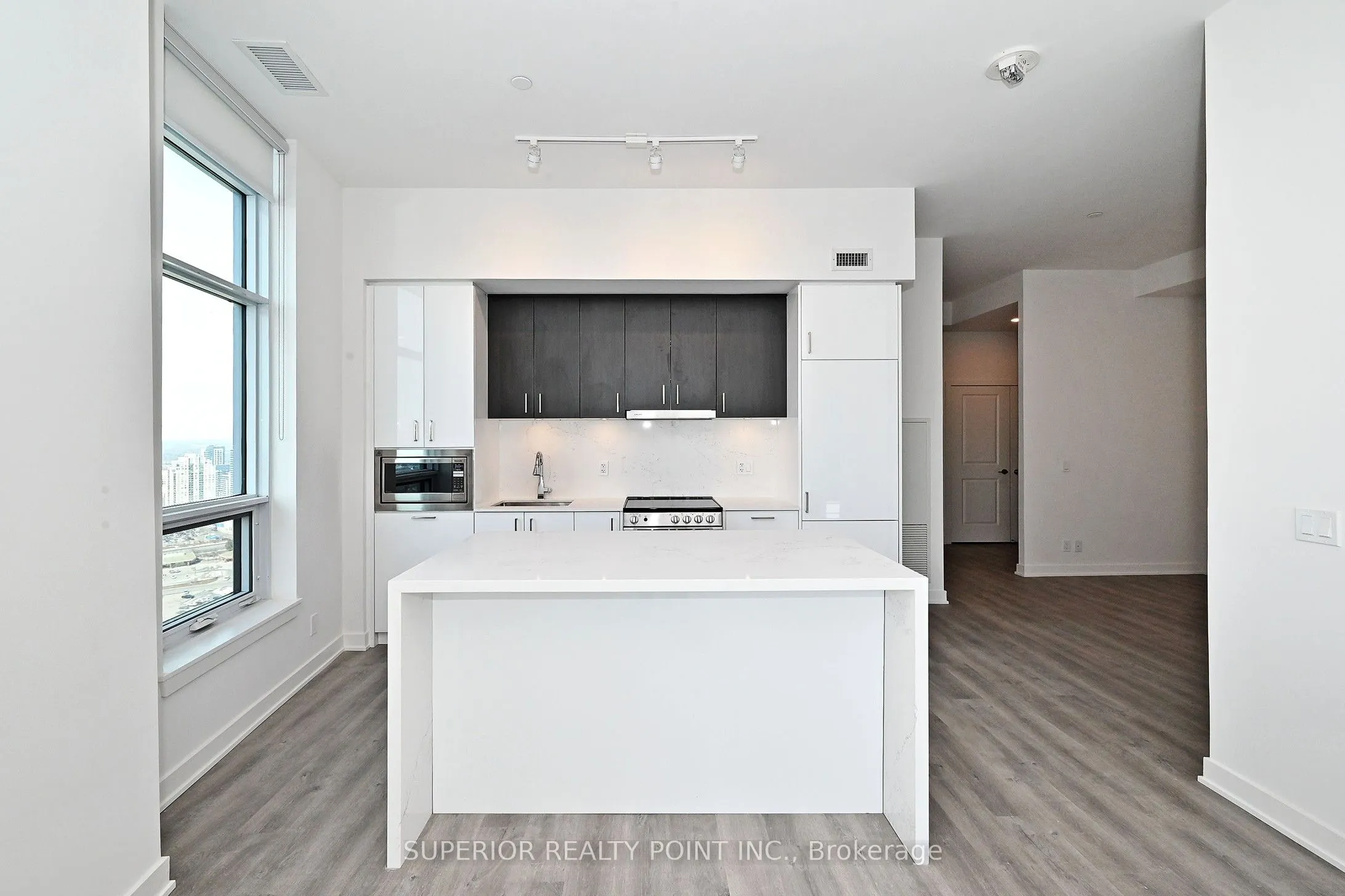 50 Upper Mall Way, #PH05