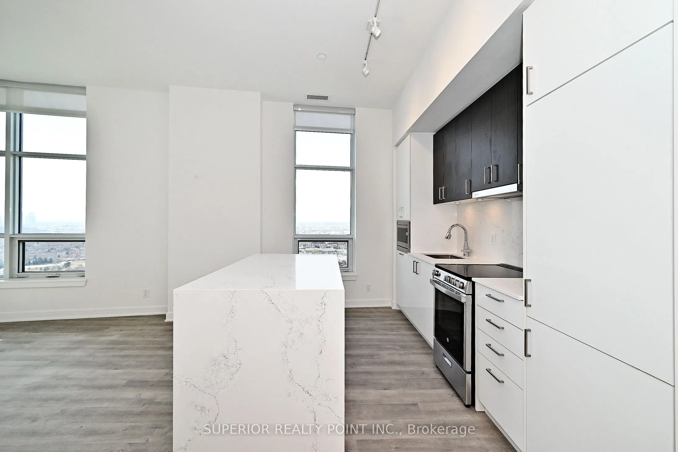 50 Upper Mall Way, #PH05