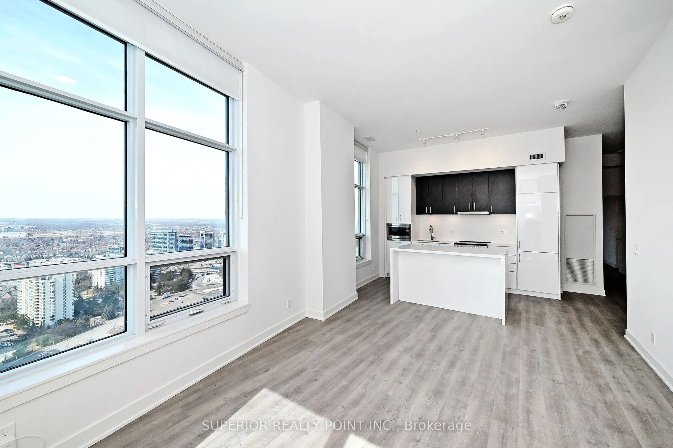 50 Upper Mall Way, #PH05