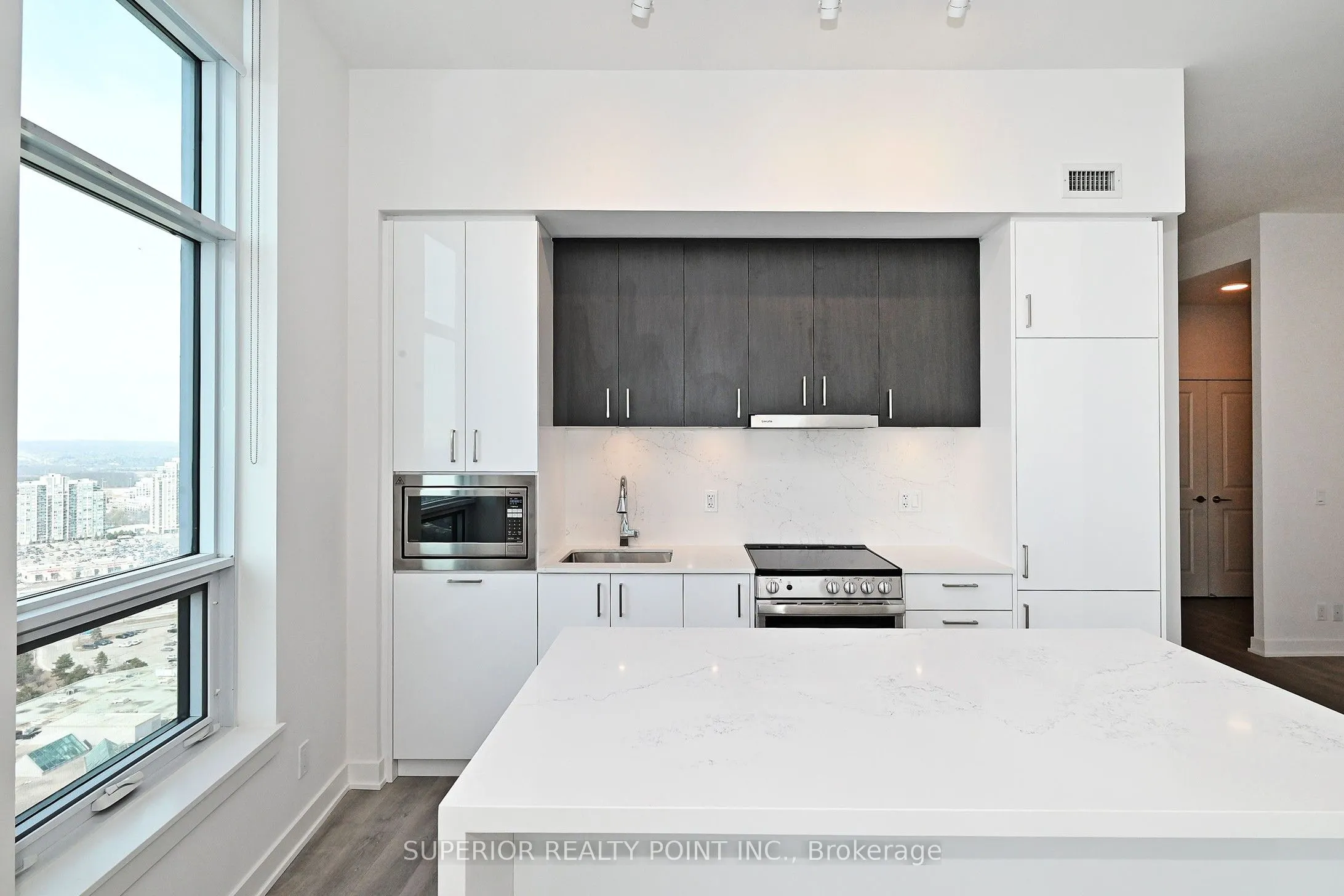 50 Upper Mall Way, #PH05