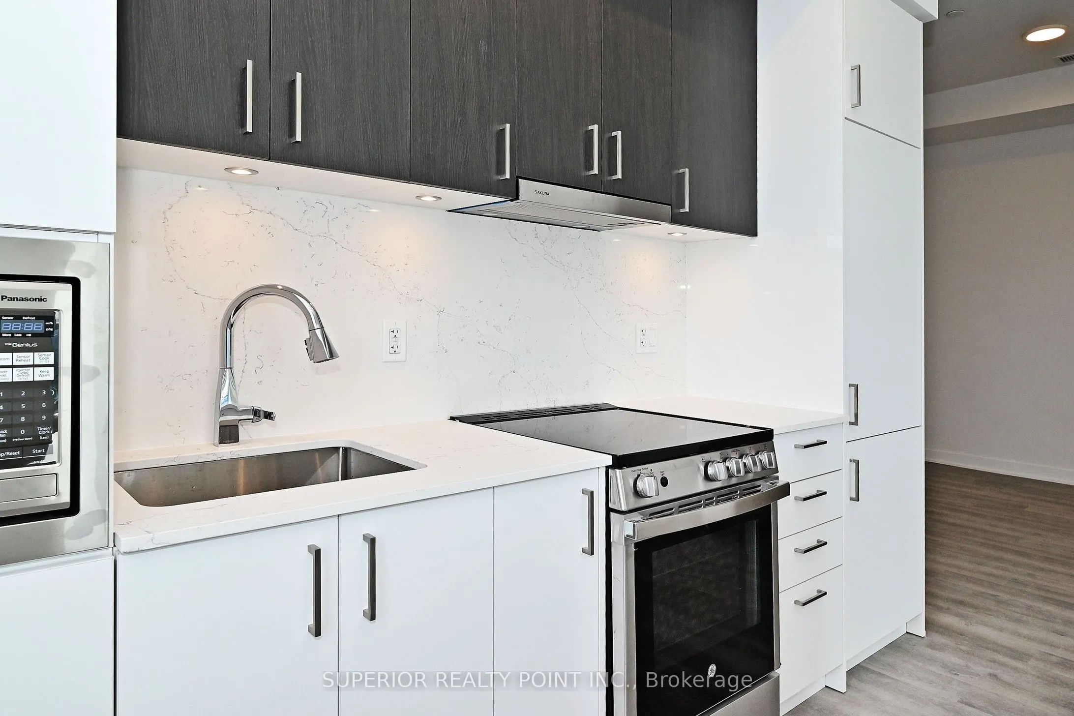 50 Upper Mall Way, #PH05