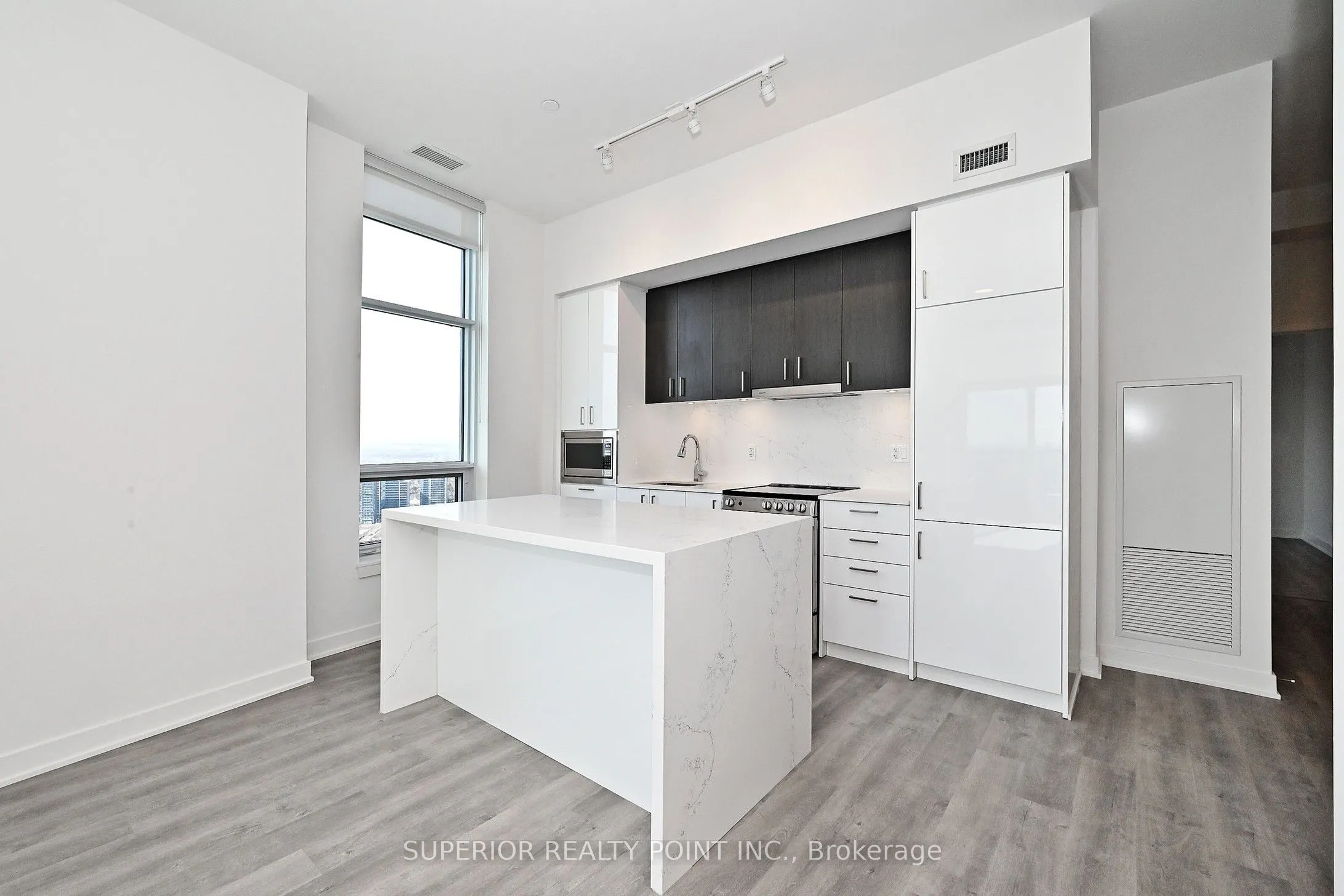 50 Upper Mall Way, #PH05