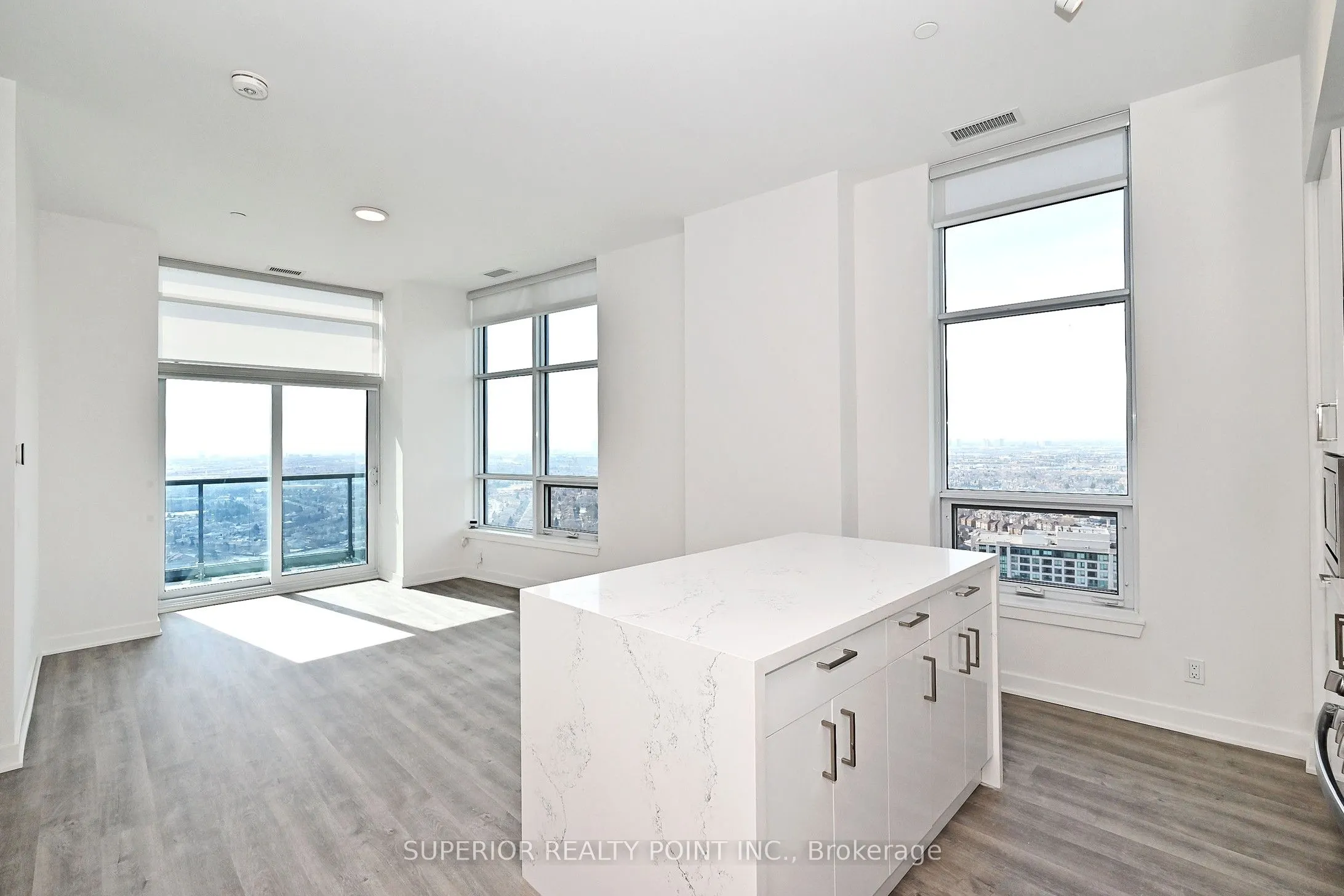 50 Upper Mall Way, #PH05