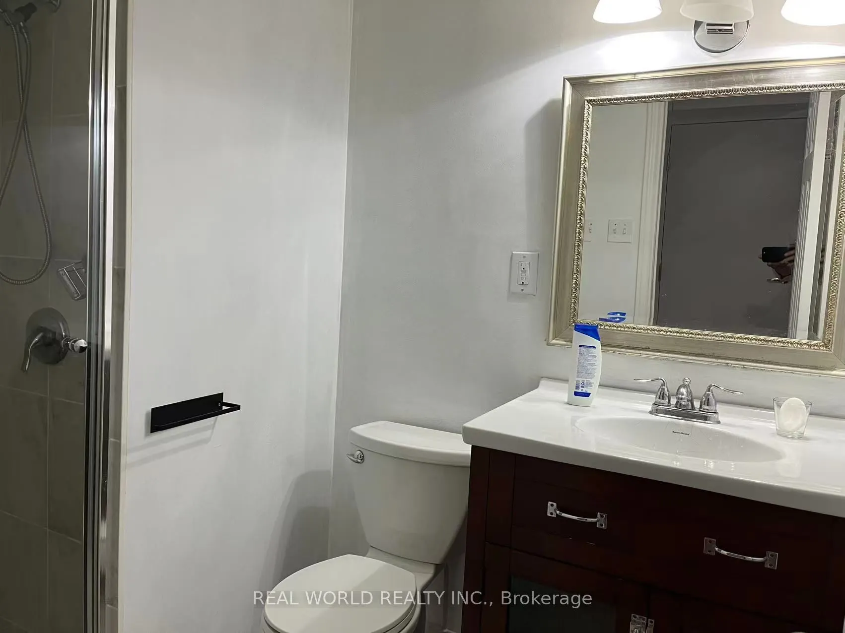 180 Royal Orchard Boulevard, #a room on the ground