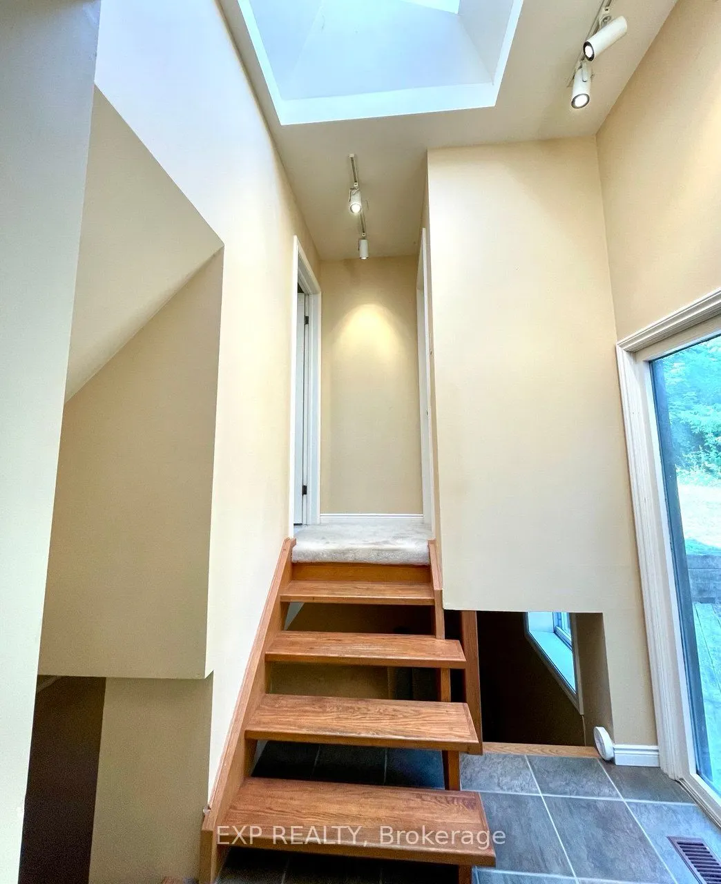 228 Main Street N
