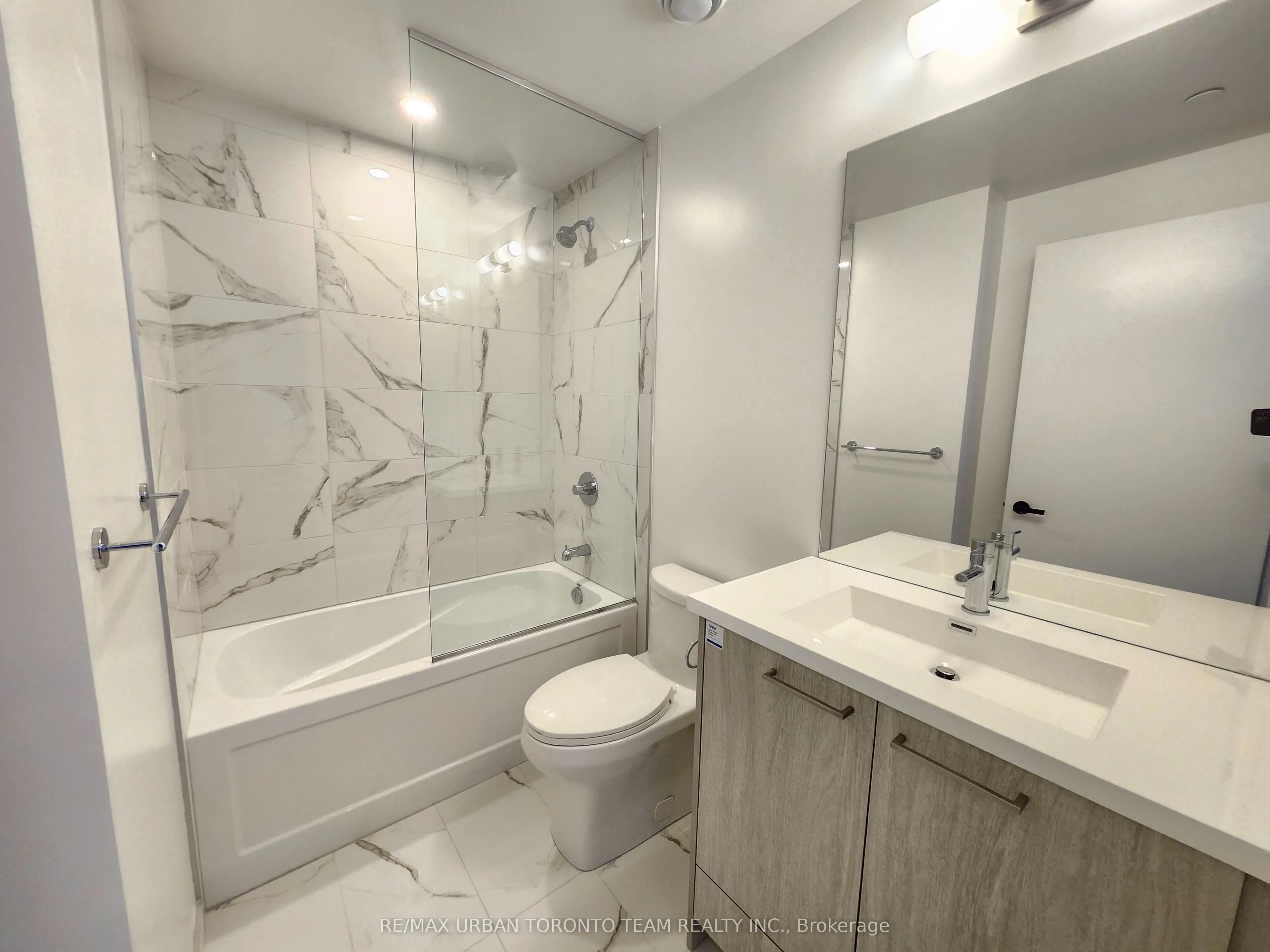 28 Interchange Way, #2016