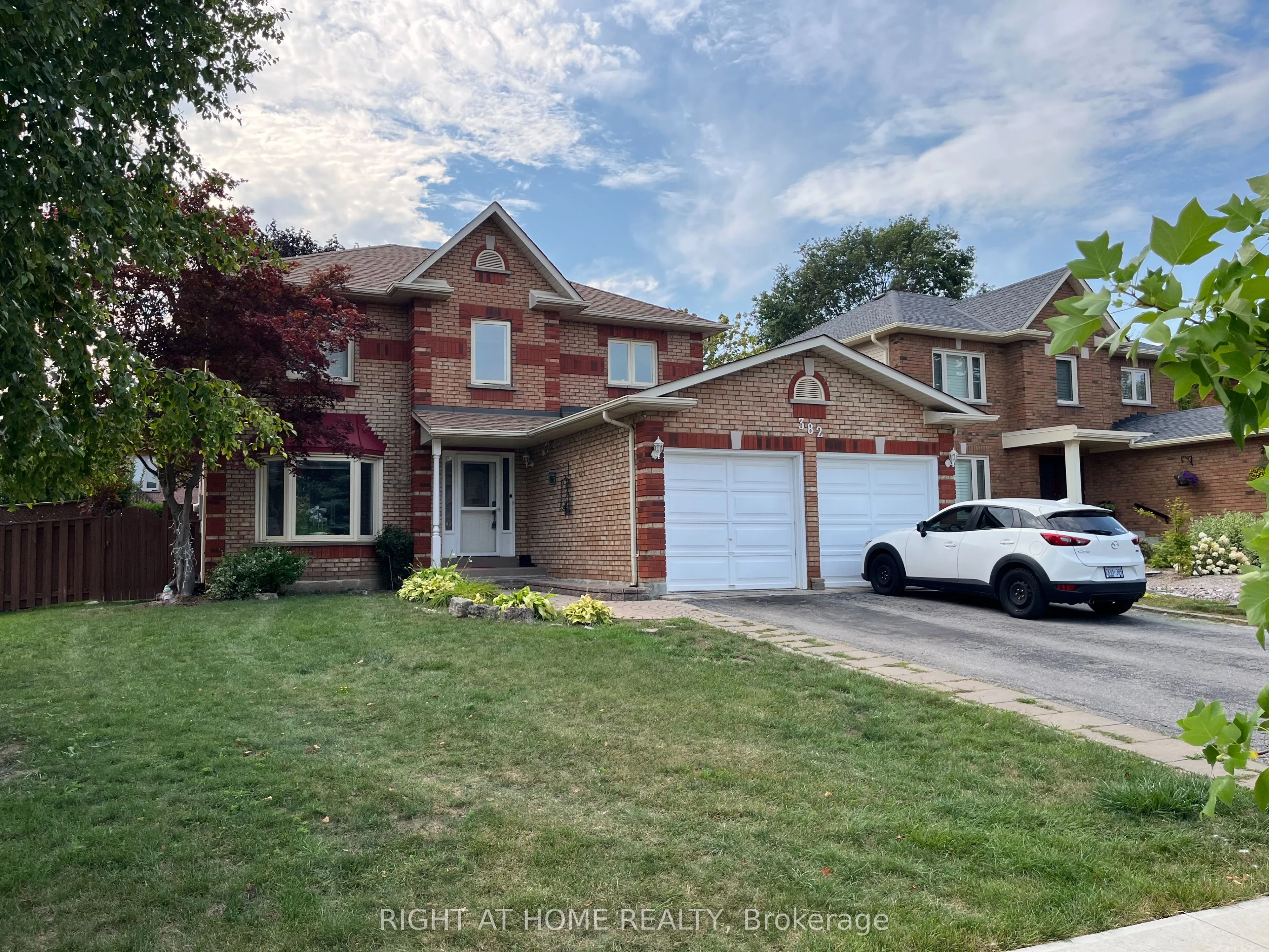 382 Chambers Crescent, #Main & Upper