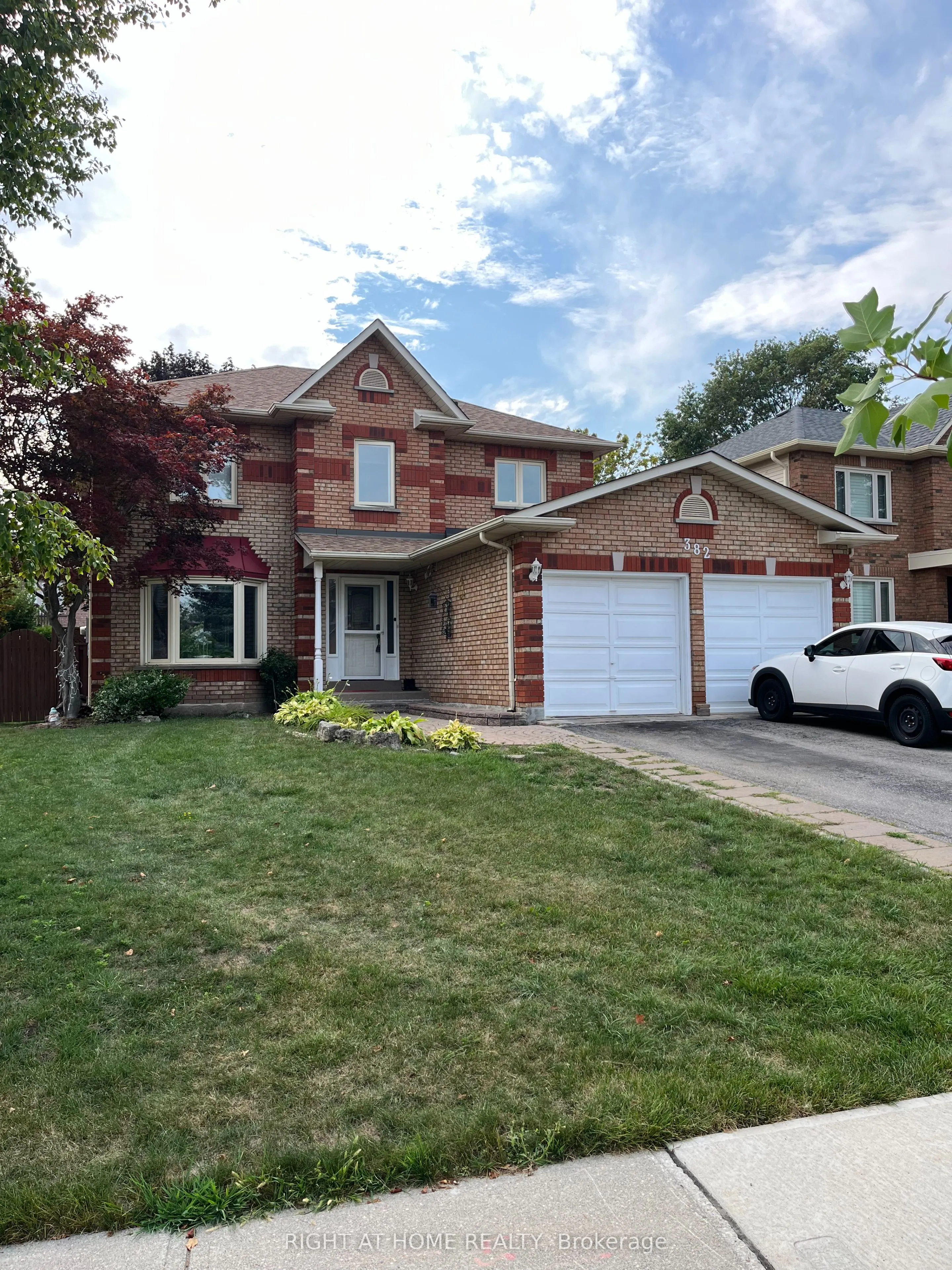 382 Chambers Crescent, #Main & Upper