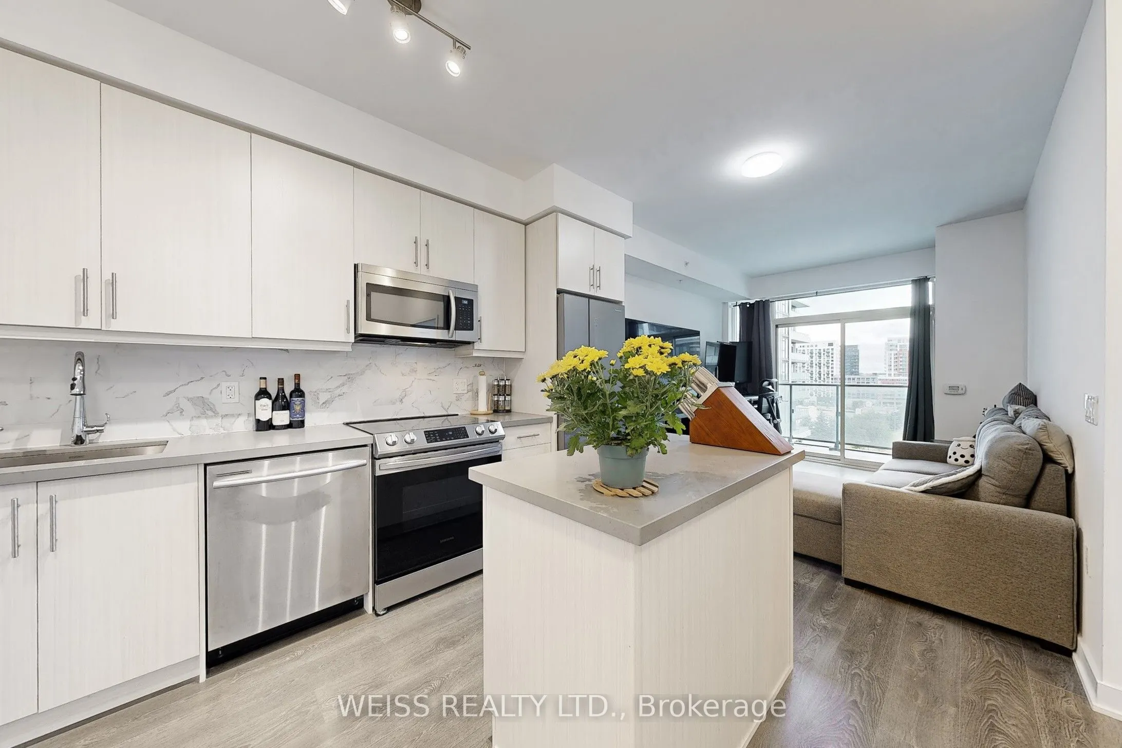 75 Oneida Crescent, #802